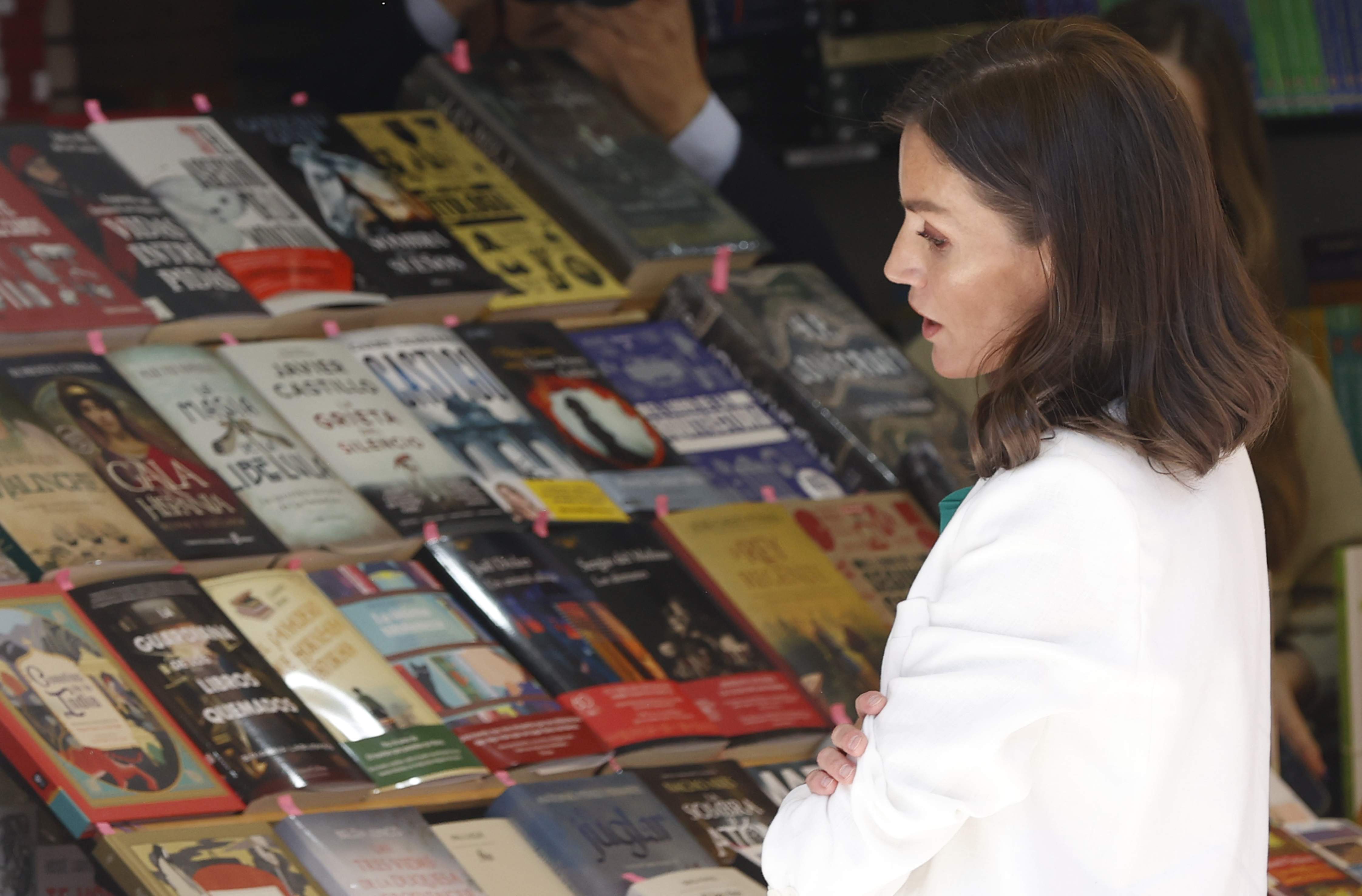 Escabechina en Casa Real por permitir que frikis se fotografíen con Letizia