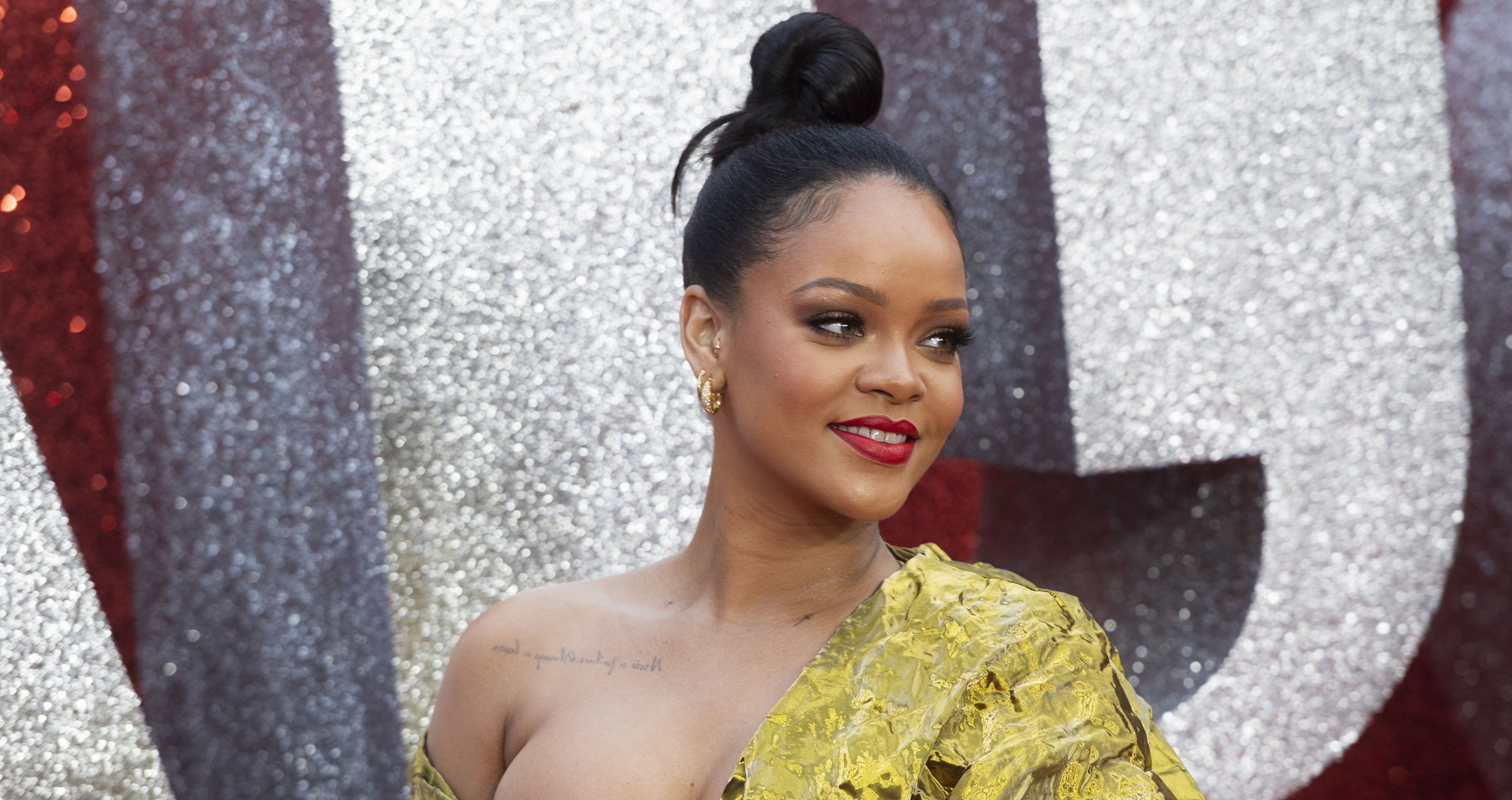 El vestido superescotado de Rihanna le juega una mala pasada