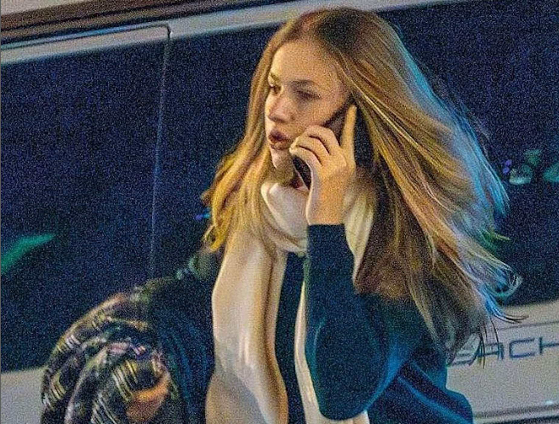 Leonor y su gesto insólito con el móvil en la taberna del puerto: "Te hago Bizum"