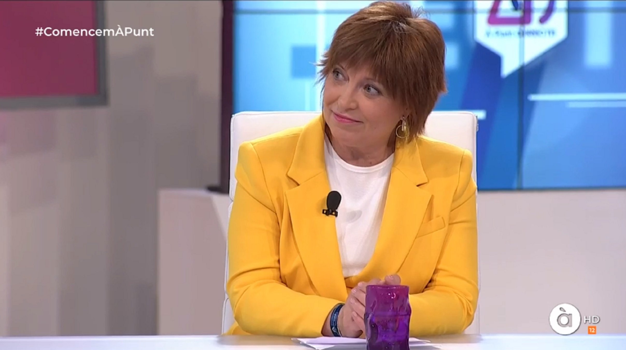 Piden la dimisión de la directora de la TV valenciana por vestir de amarillo