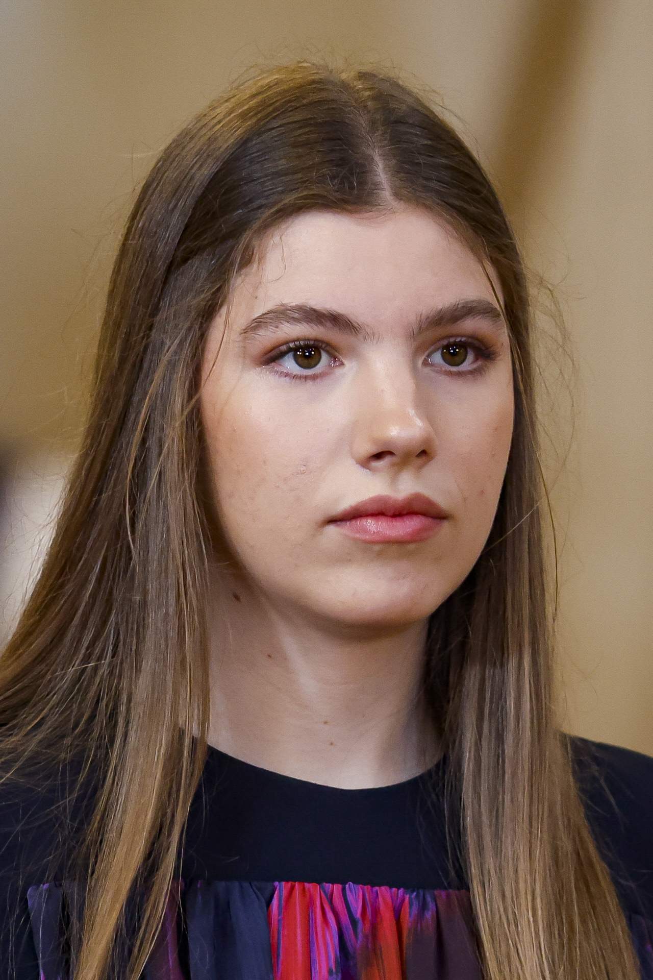 La infanta Sofía vuelve de Gales muy cambiada: 17 años, altísima, mal vestida y guapa