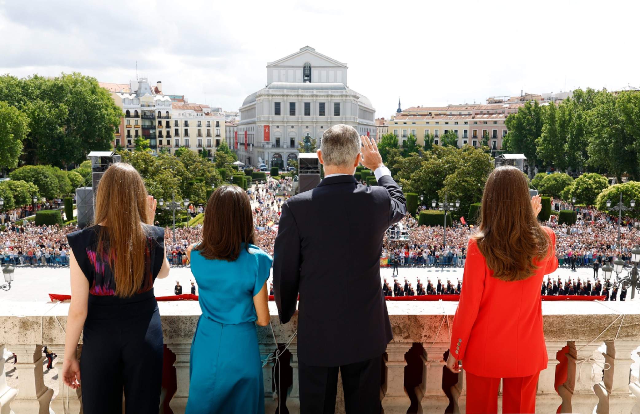 Vergonya amb una imatge desapercebuda al Palau Reial en sortir els reis a saludar: "Este país no es serio"