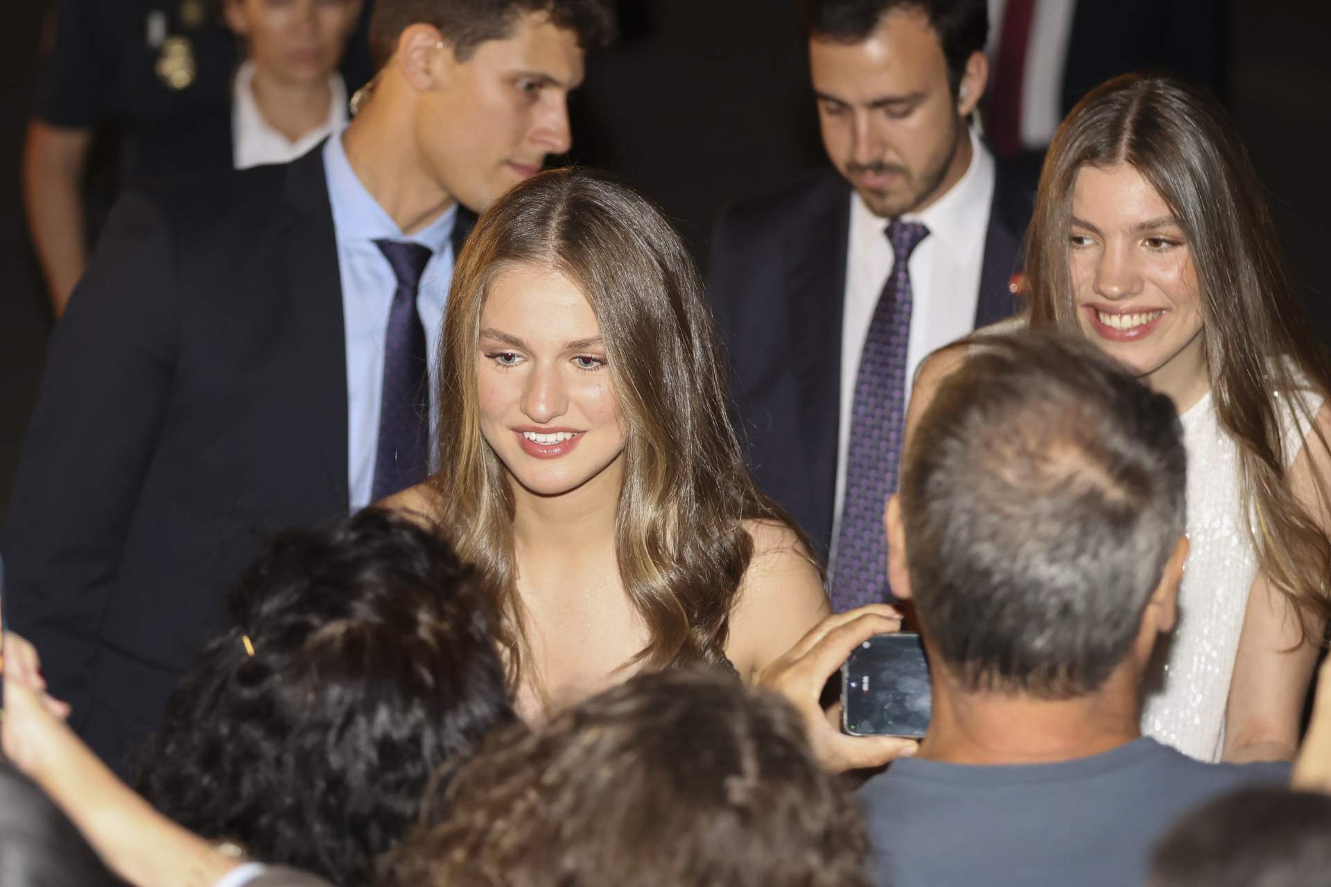 Leonor con vestido de noche de tirantes y escote no acierta. Sofía sobria, gana