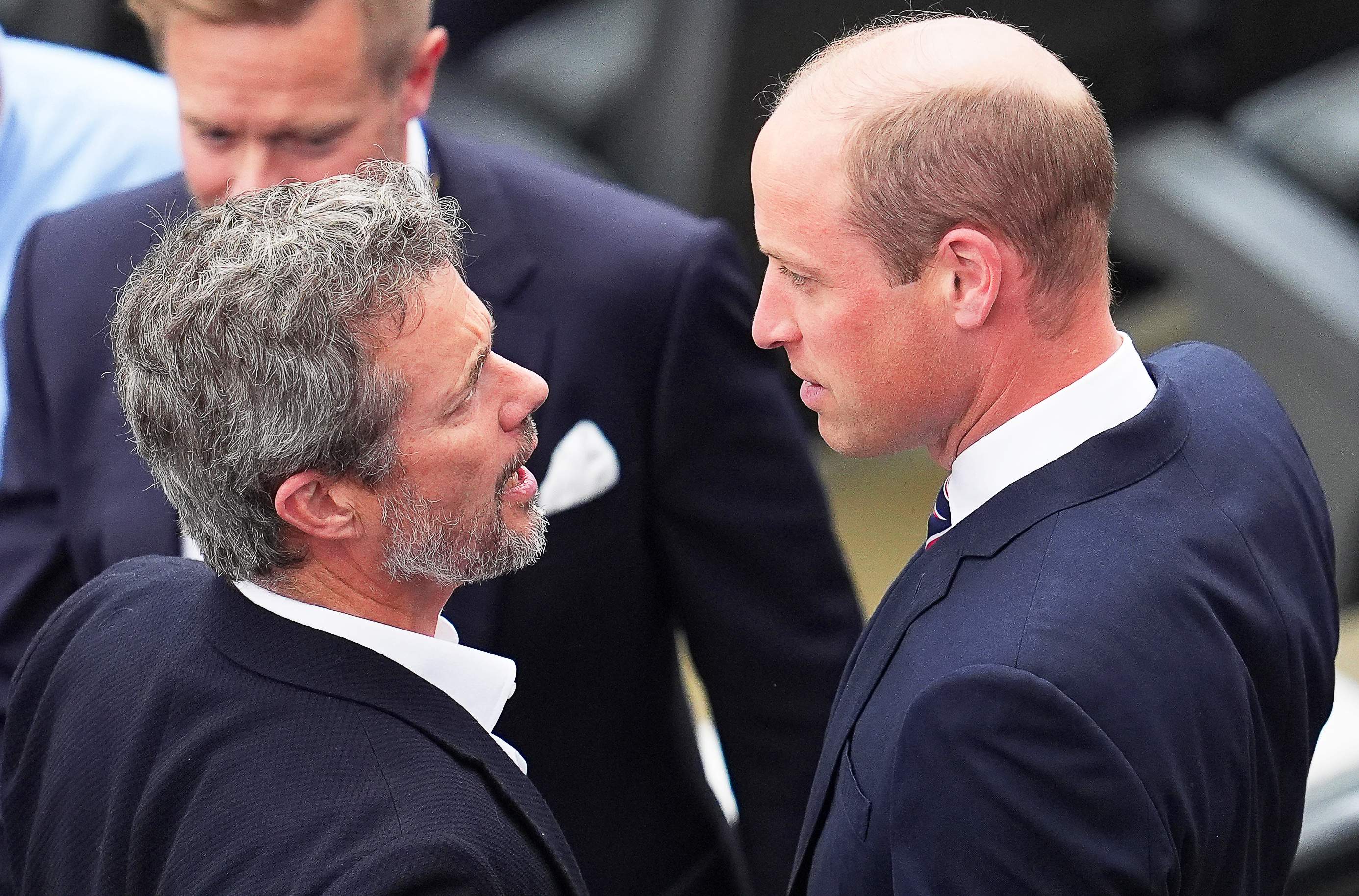 Federico X y Guillermo, duelo de fanáticos en el palco del Inglaterra-Dinamarca