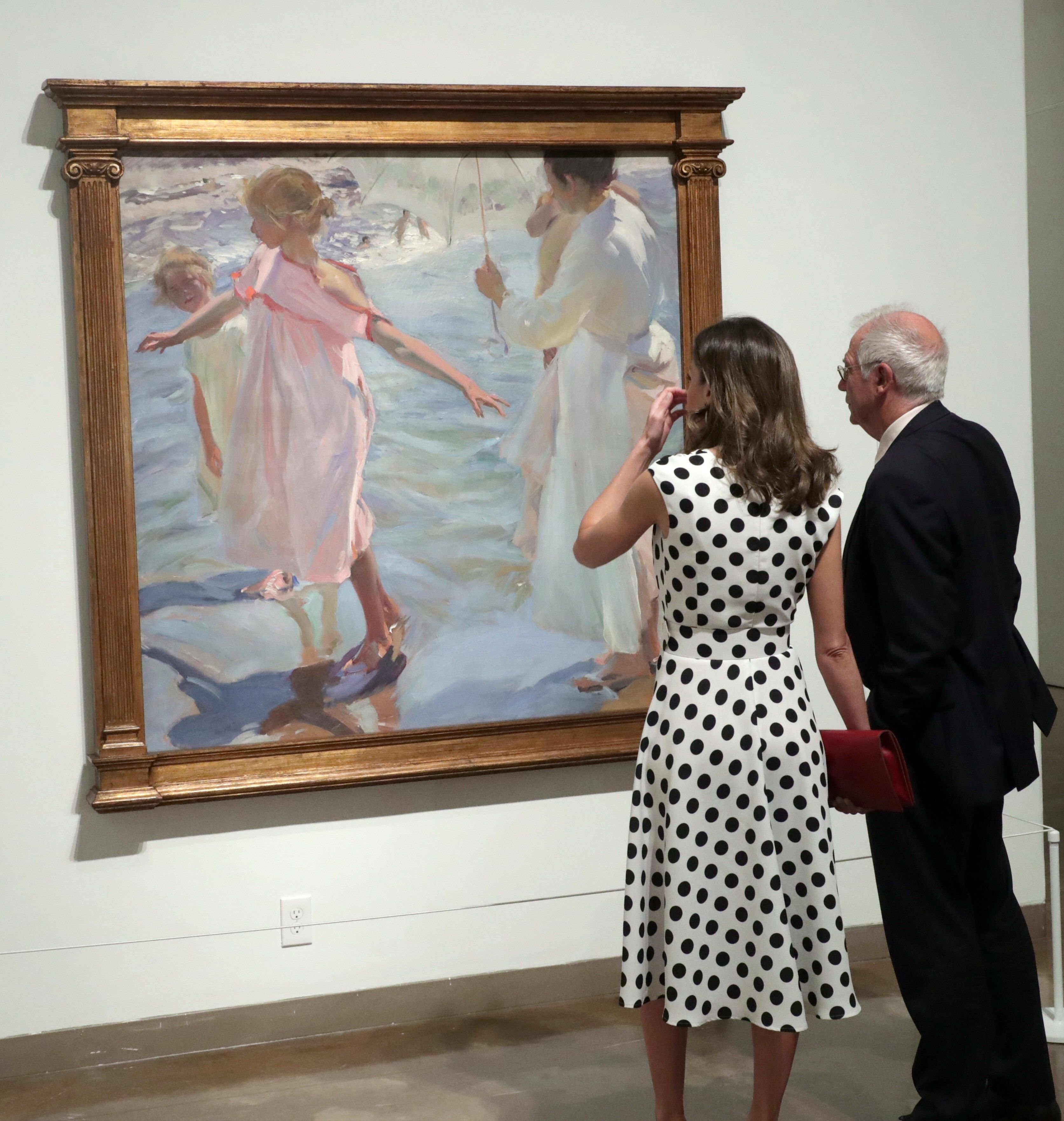 La reina Letícia visita un museu d’art vestida de dàlmata