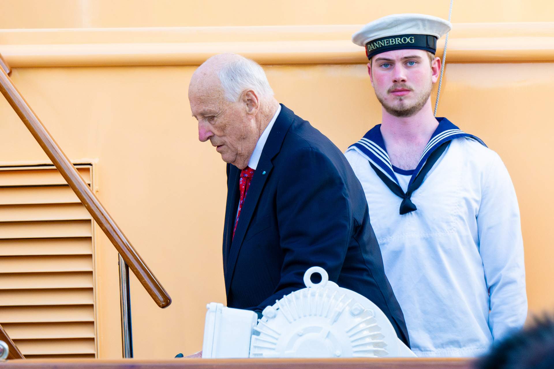 Harald V de Noruega en alarma, atacan el Palacio Real de Oslo con cócteles molotov