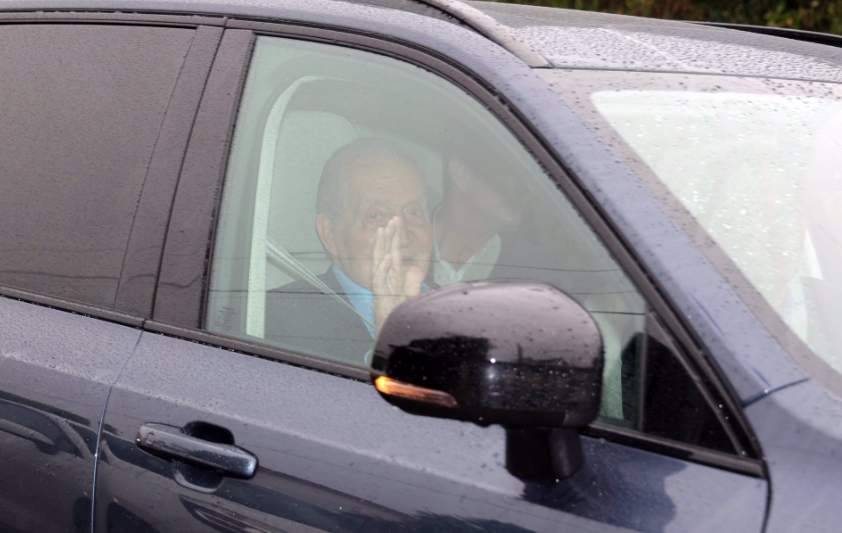 La escolta de Casa Real ha estado entrando y sacando a Juan Carlos I de Zarzuela por la puerta de servicio