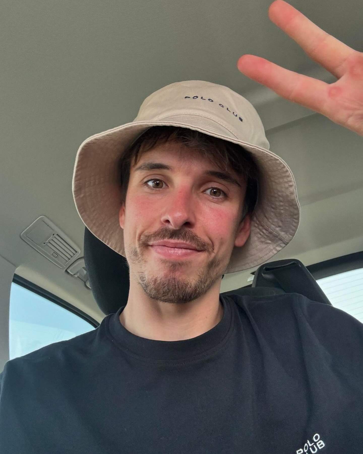Àlex Márquez incendia la xarxa amb la seva guapíssima nòvia, Gabriela Guzmán: 'selfie' junts a la platja