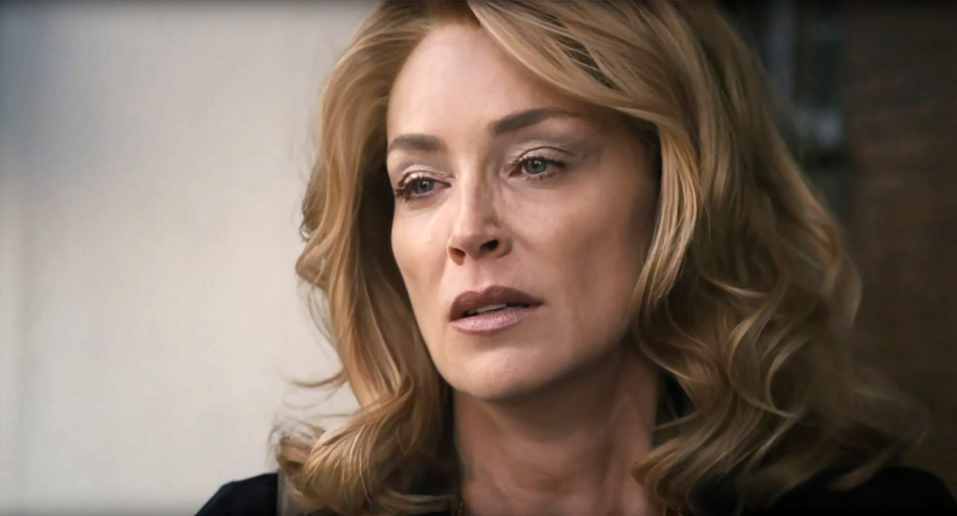 Sharon Stone fabulosa a los 66: recrea su mítico cruce de piernas de 'Instinto básico'