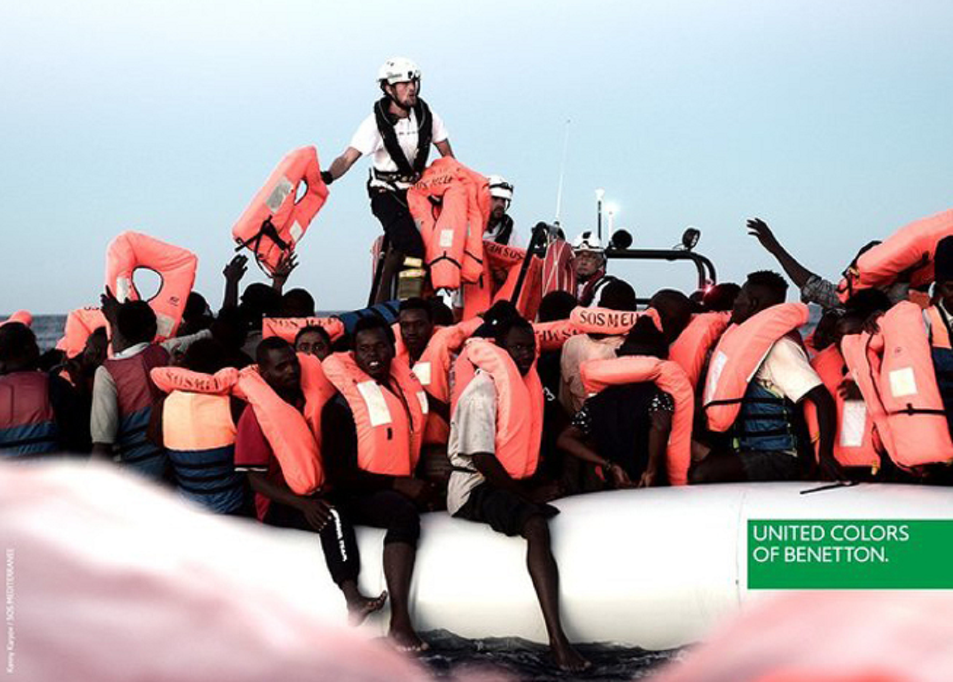 Benetton vuelve a indignar: utiliza a los refugiados del Aquarius para publicidad