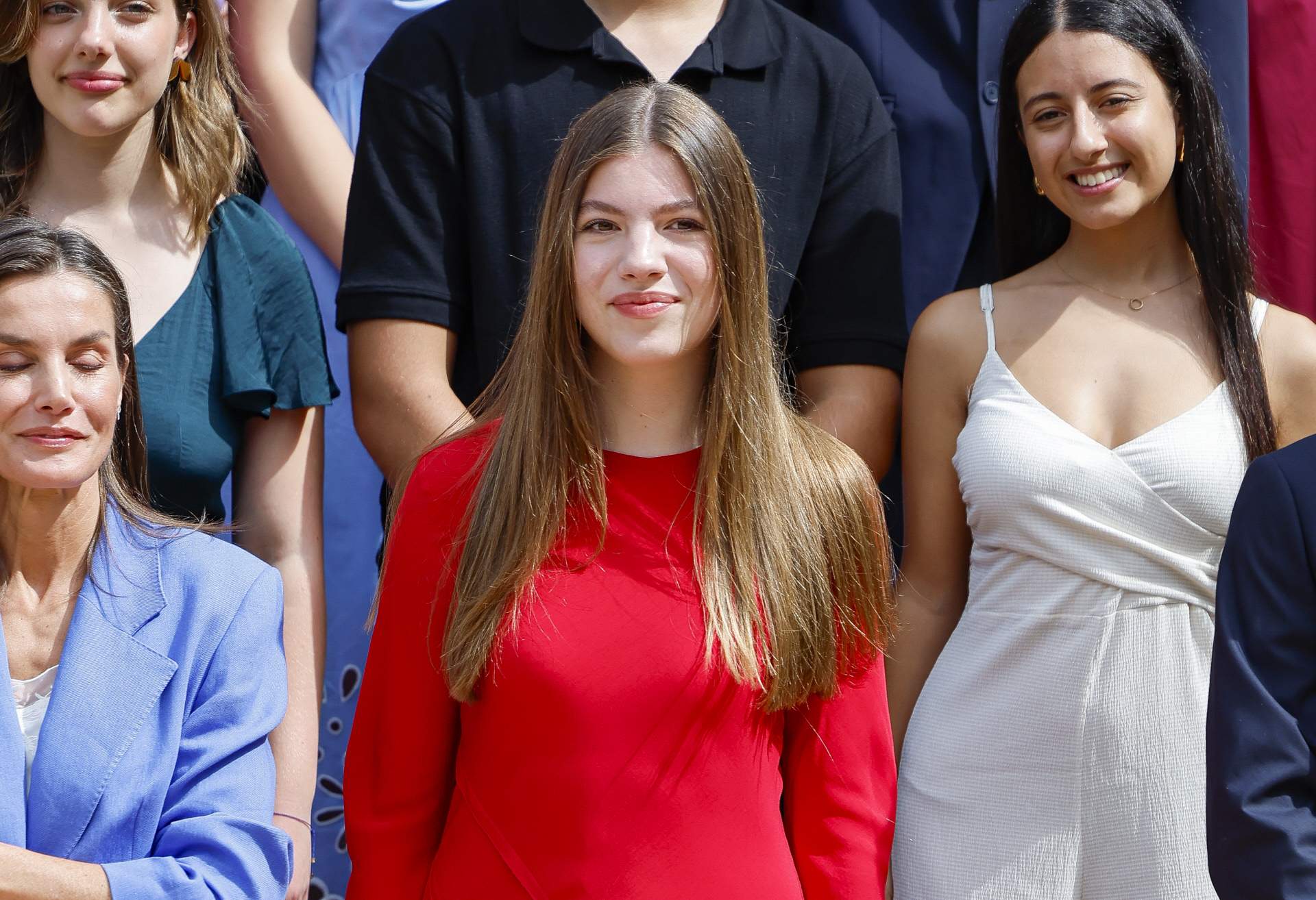 Elionor ensorrada amb un vestit de flors horripilant. Letícia i Sofia, esplèndides