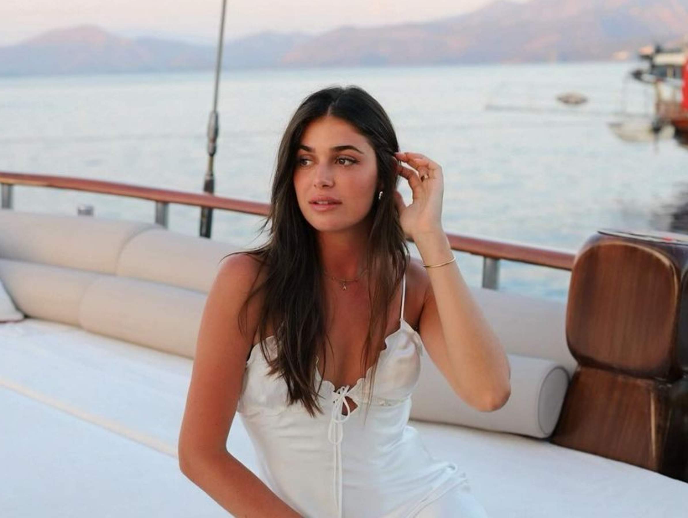 Sira Martínez espectacular con sus primas en Formentera: cena en un restaurante catalán