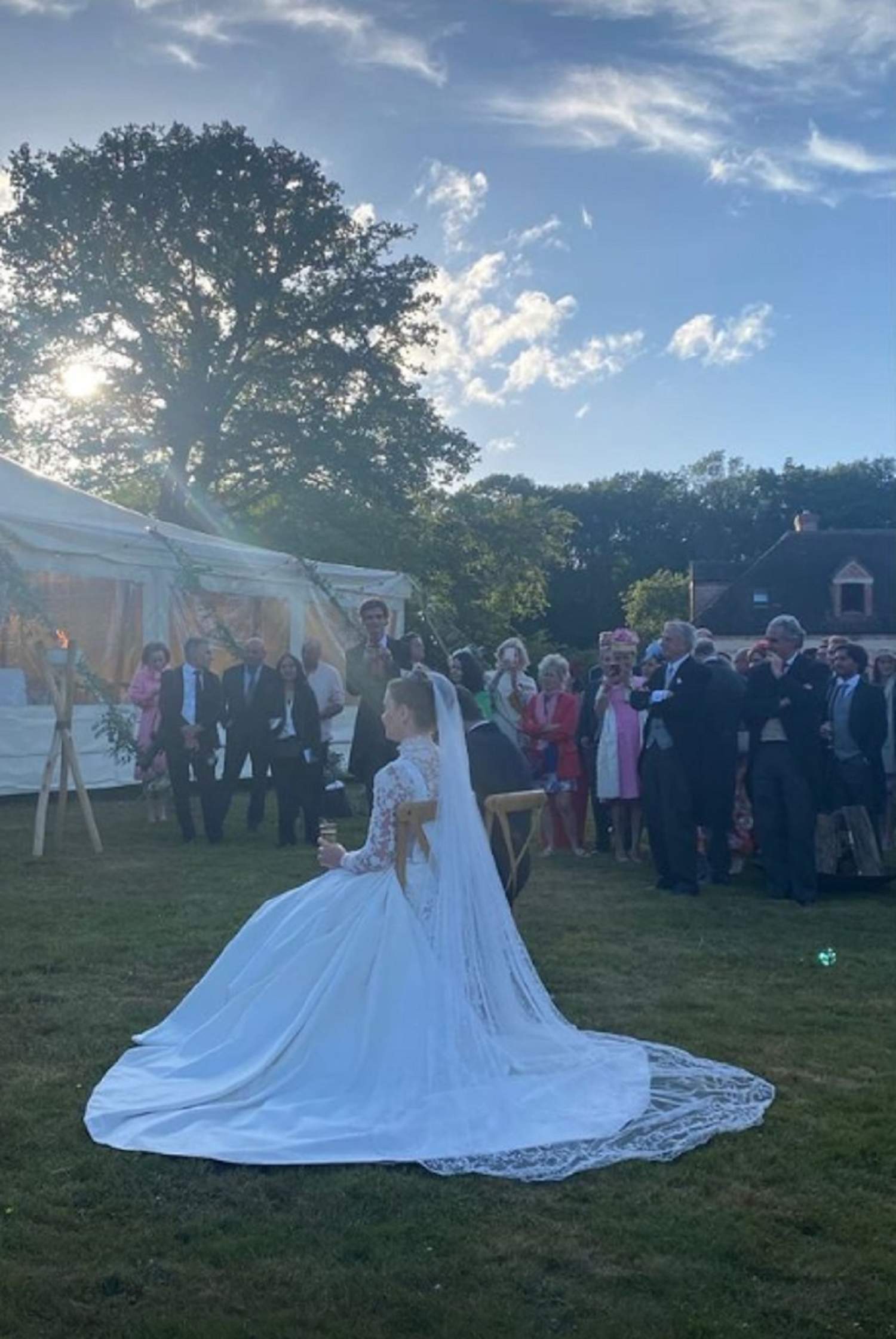 Boda espectacular de prima Borbón, Elisabeth y Xavier: todos hablan de qué llevaba en la cabeza.. y la espalda