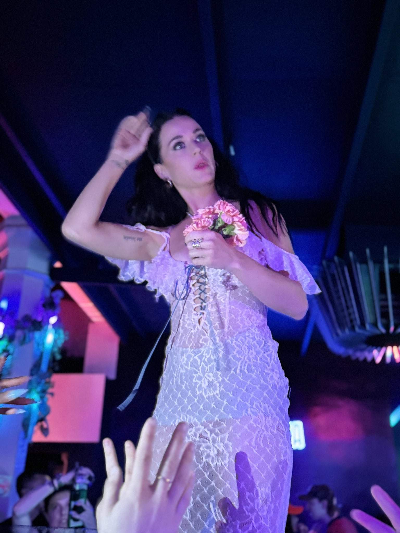 Katy Perry borracha en La Terrazza de Barcelona repartiendo chupitos: como Las Grecas