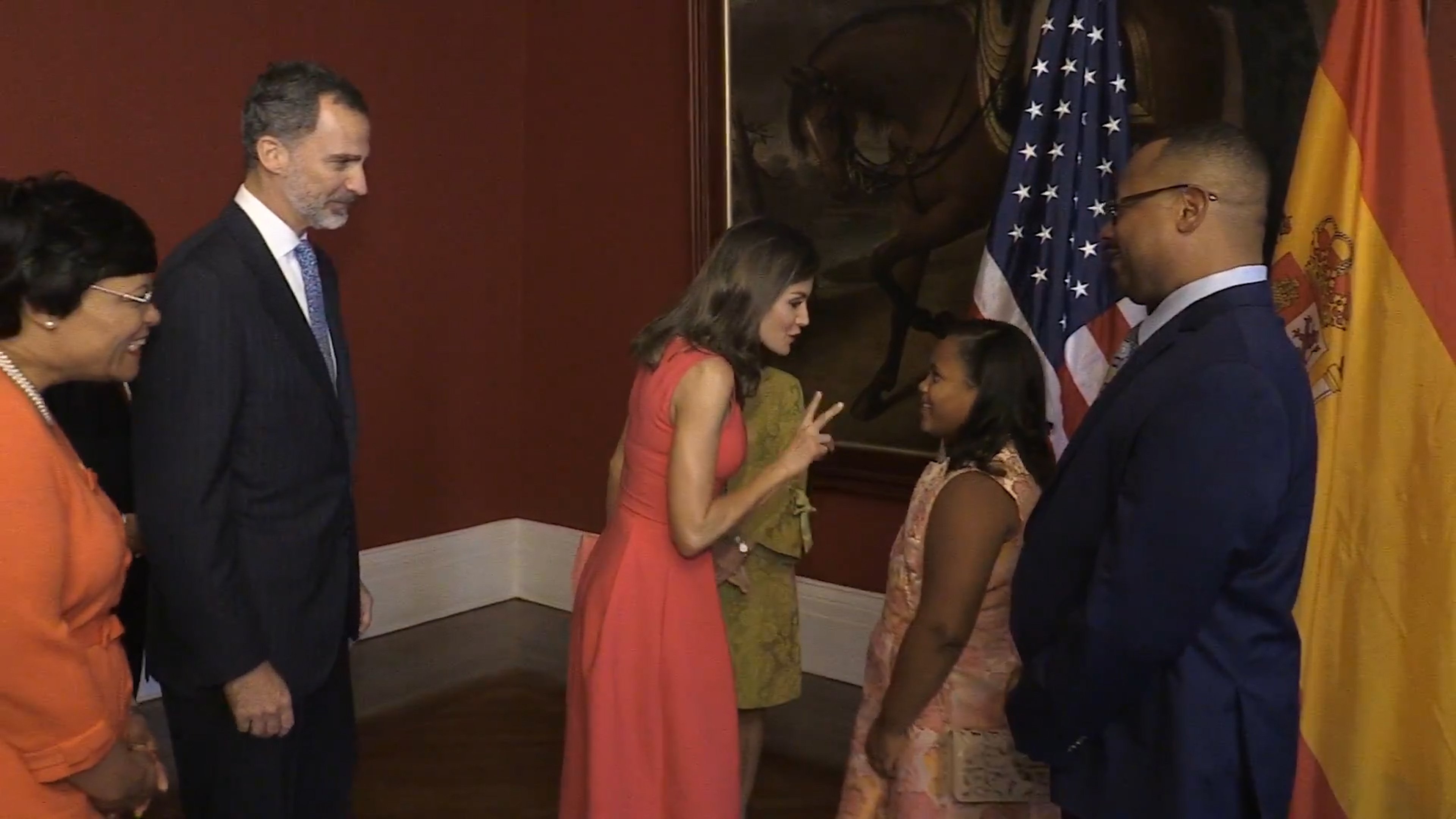 La reina Letizia alecciona a una niña americana sobre las costumbres españolas