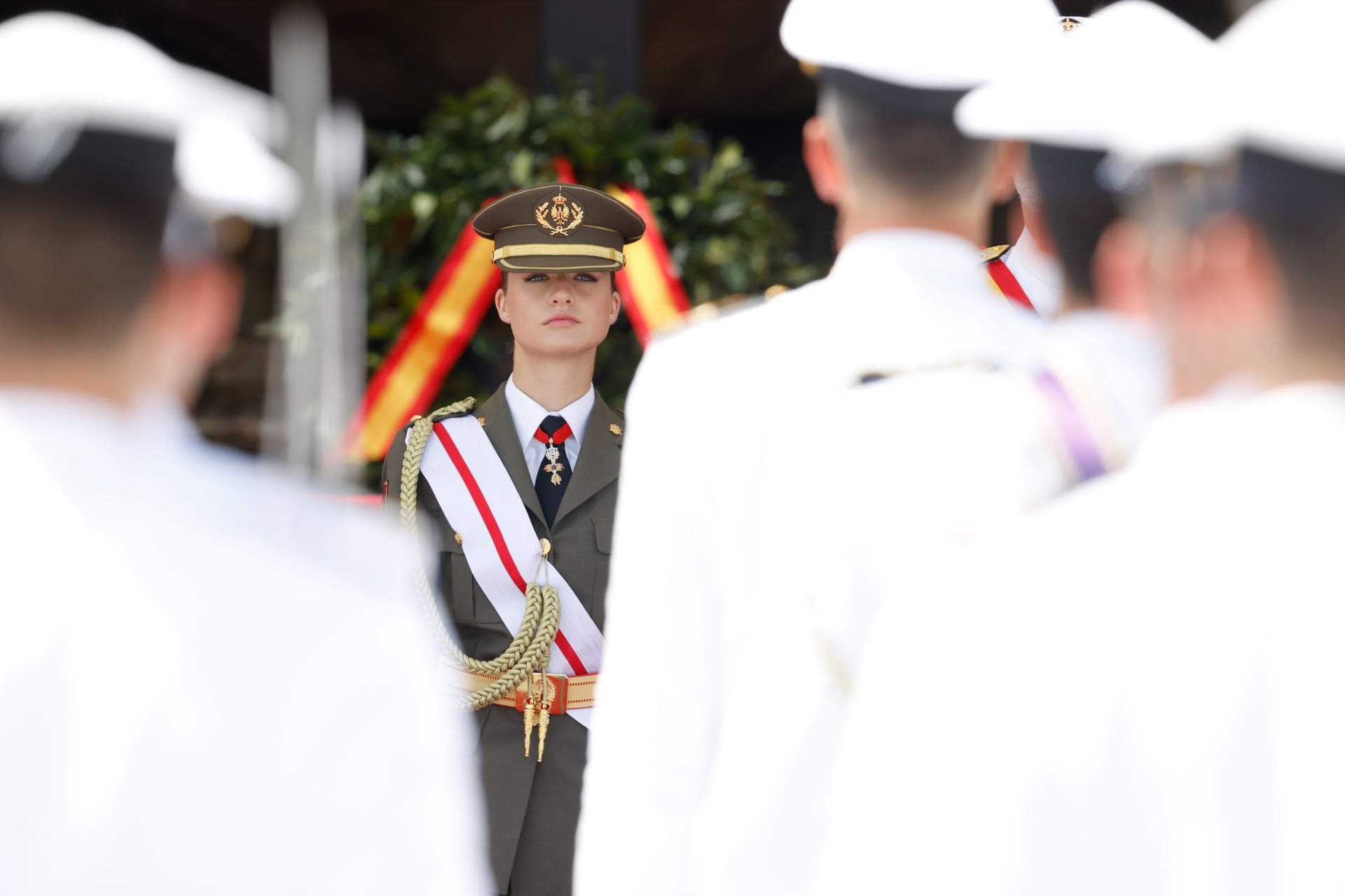 Bofetada de capitán de barco a Leonor al ser preguntado por ella antes que llegue a Galicia: "¿Princesa?..."