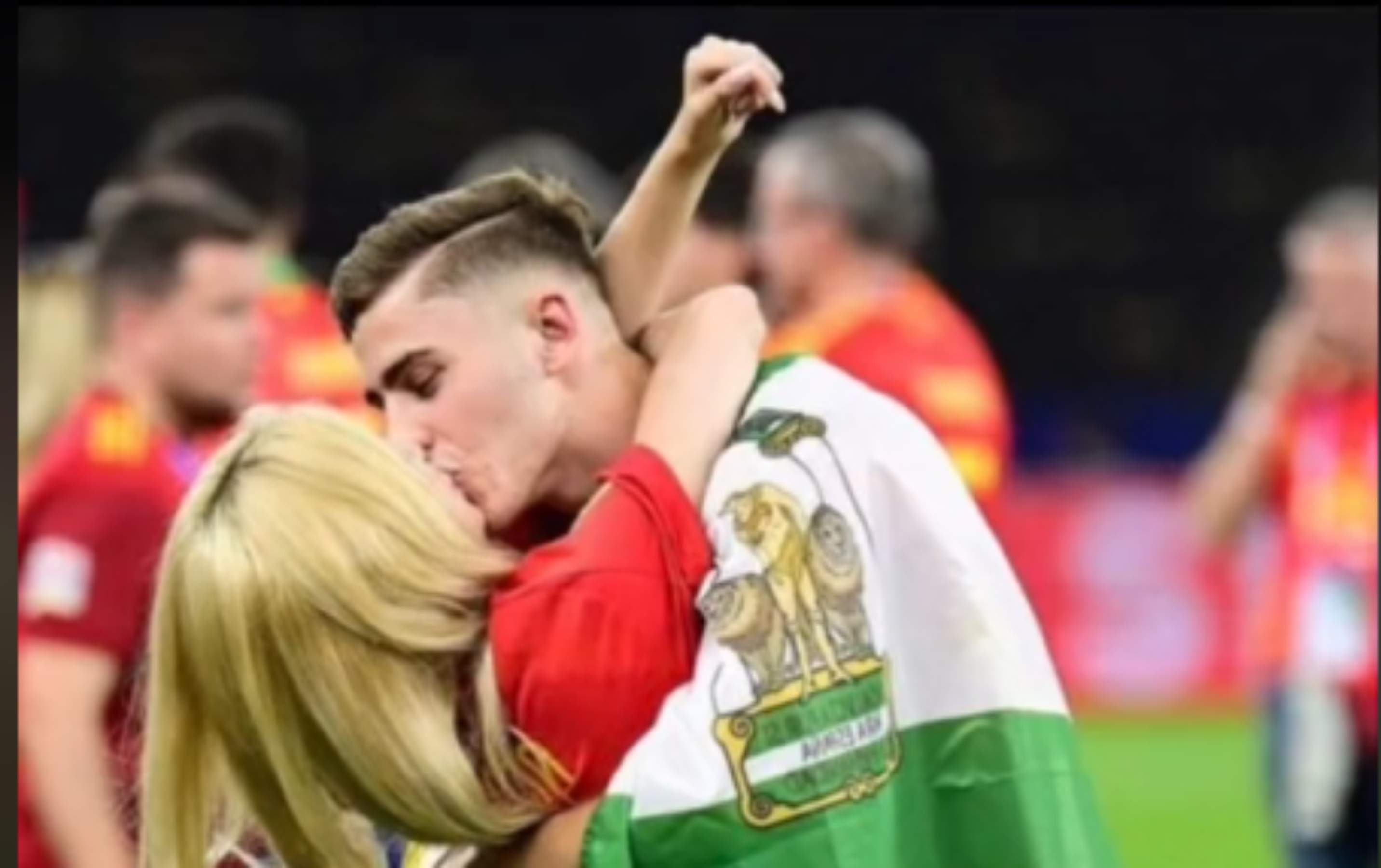 La novia de Fermín López le declara su amor a una chica en el coche