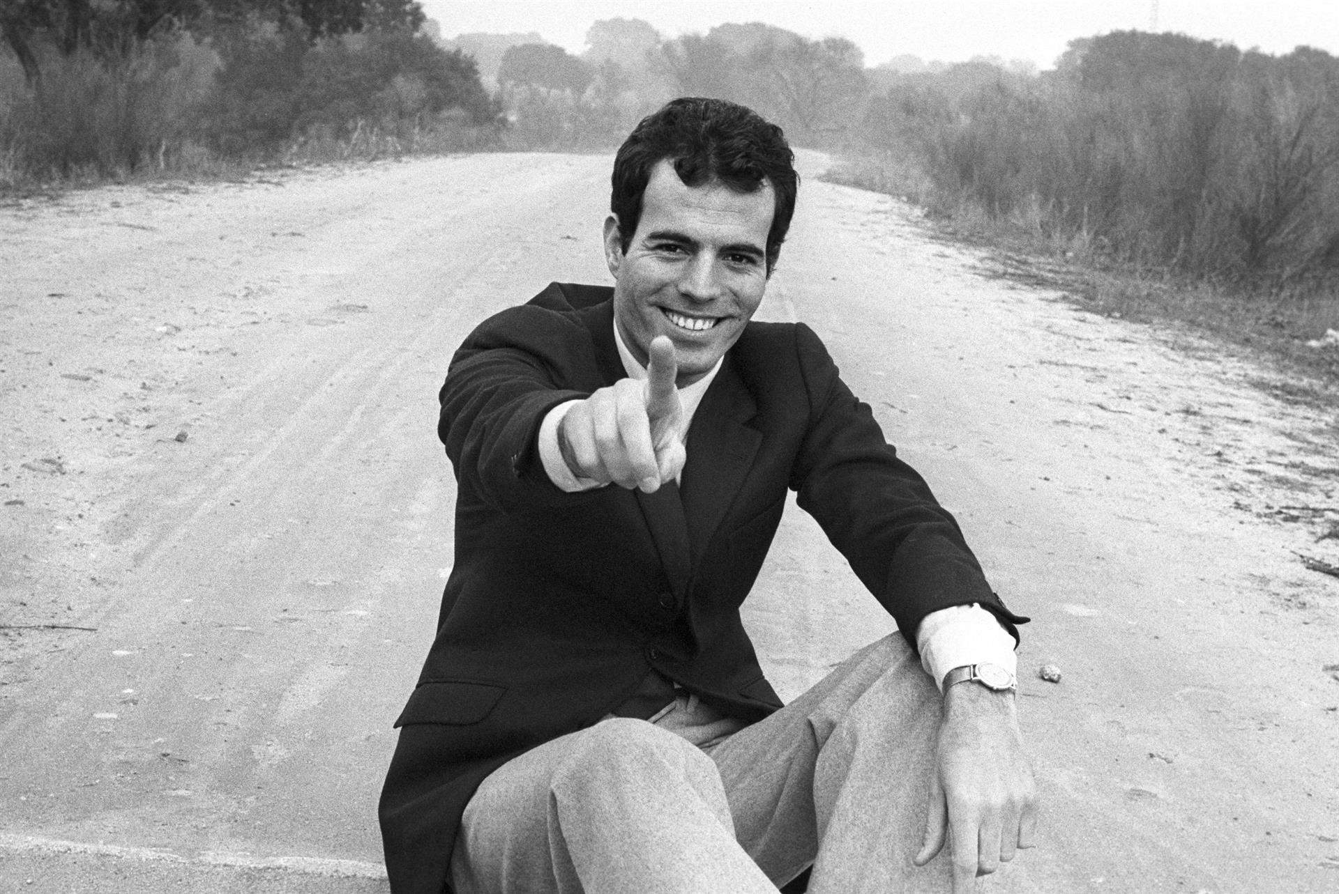 Julio Iglesias, entre el dolor i la música: la història oculta rere el seu xandall més simbòlic