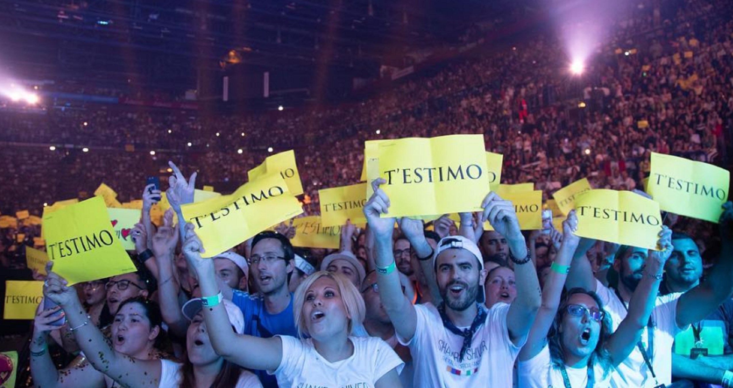 L'últim concert de Shakira: ple de cartolines grogues i missatges en català