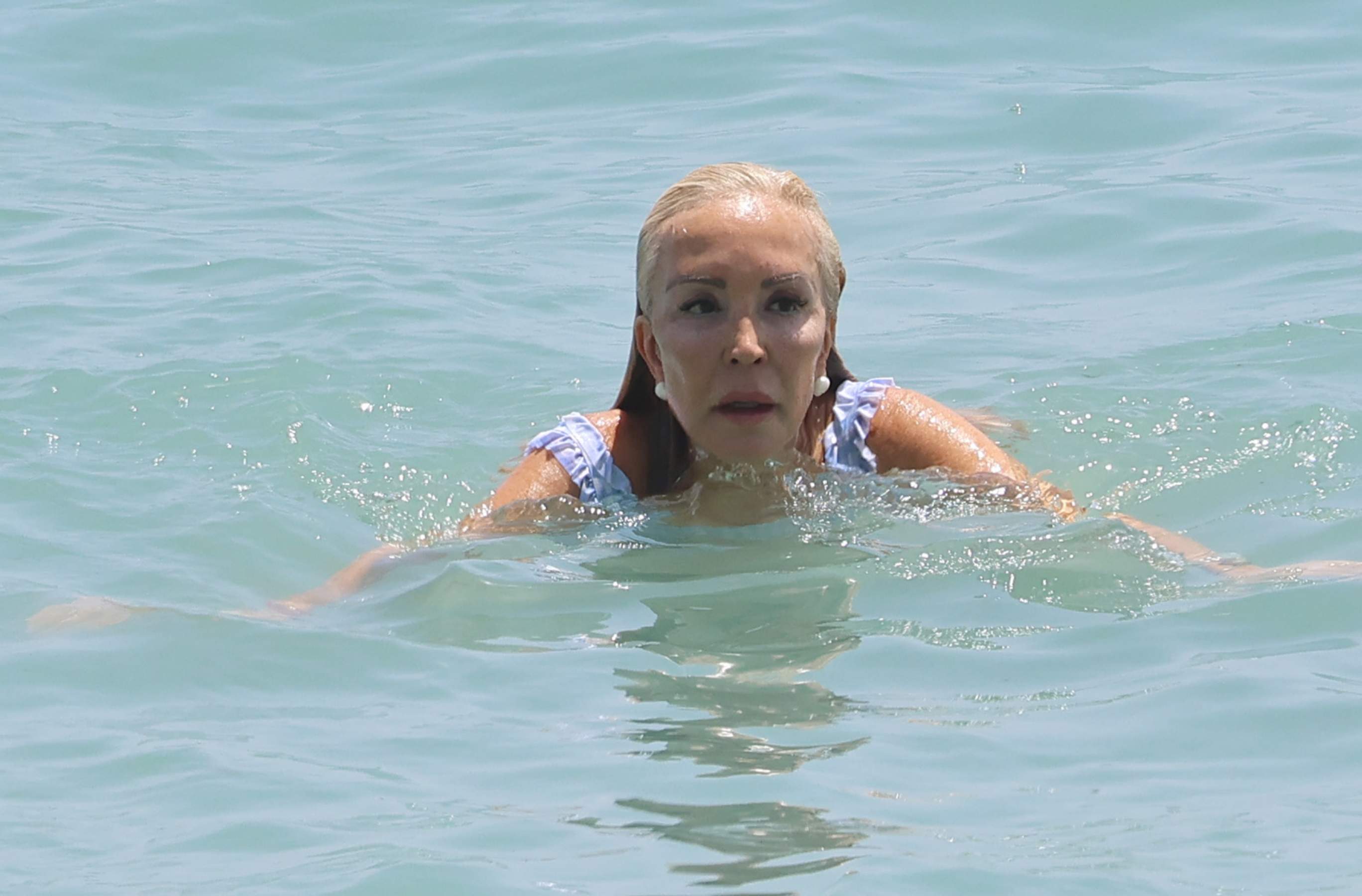 Carmen Lomana, comportamiento vergonzoso: qué hace en medio de la playa al ver las cámaras