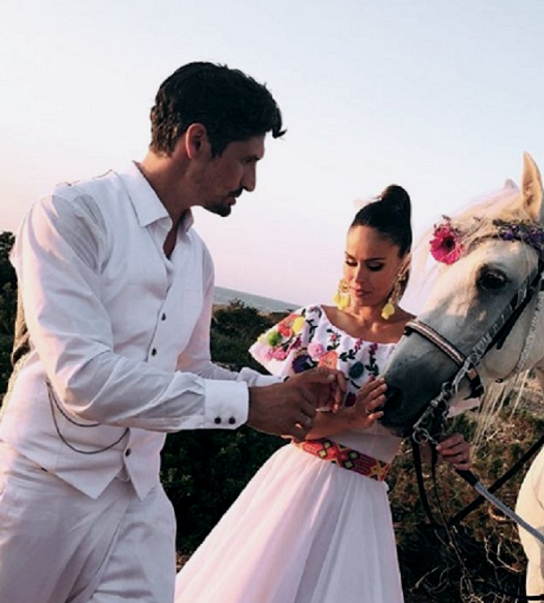 La boda mexicana de Mireia Canalda: vestit de flors, cowboy i calaveres
