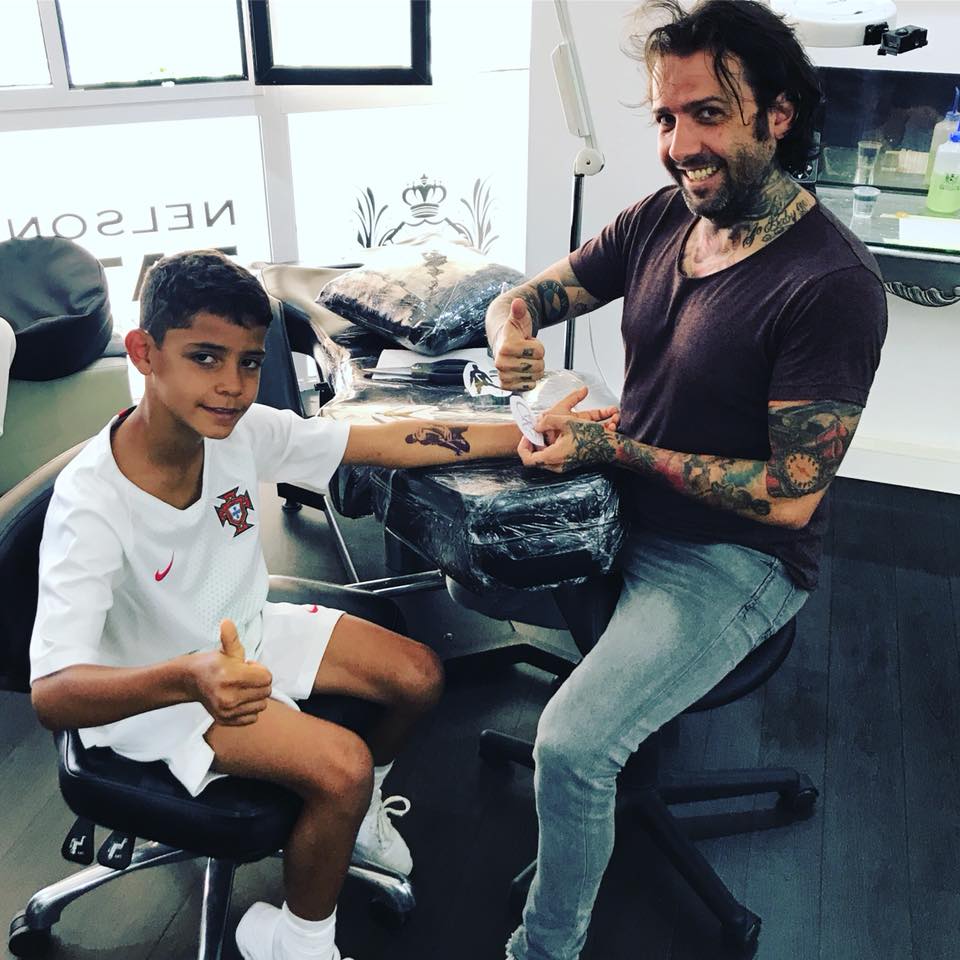 El hijo de Cristiano Ronaldo se hace su primer tatuaje a los 8 años