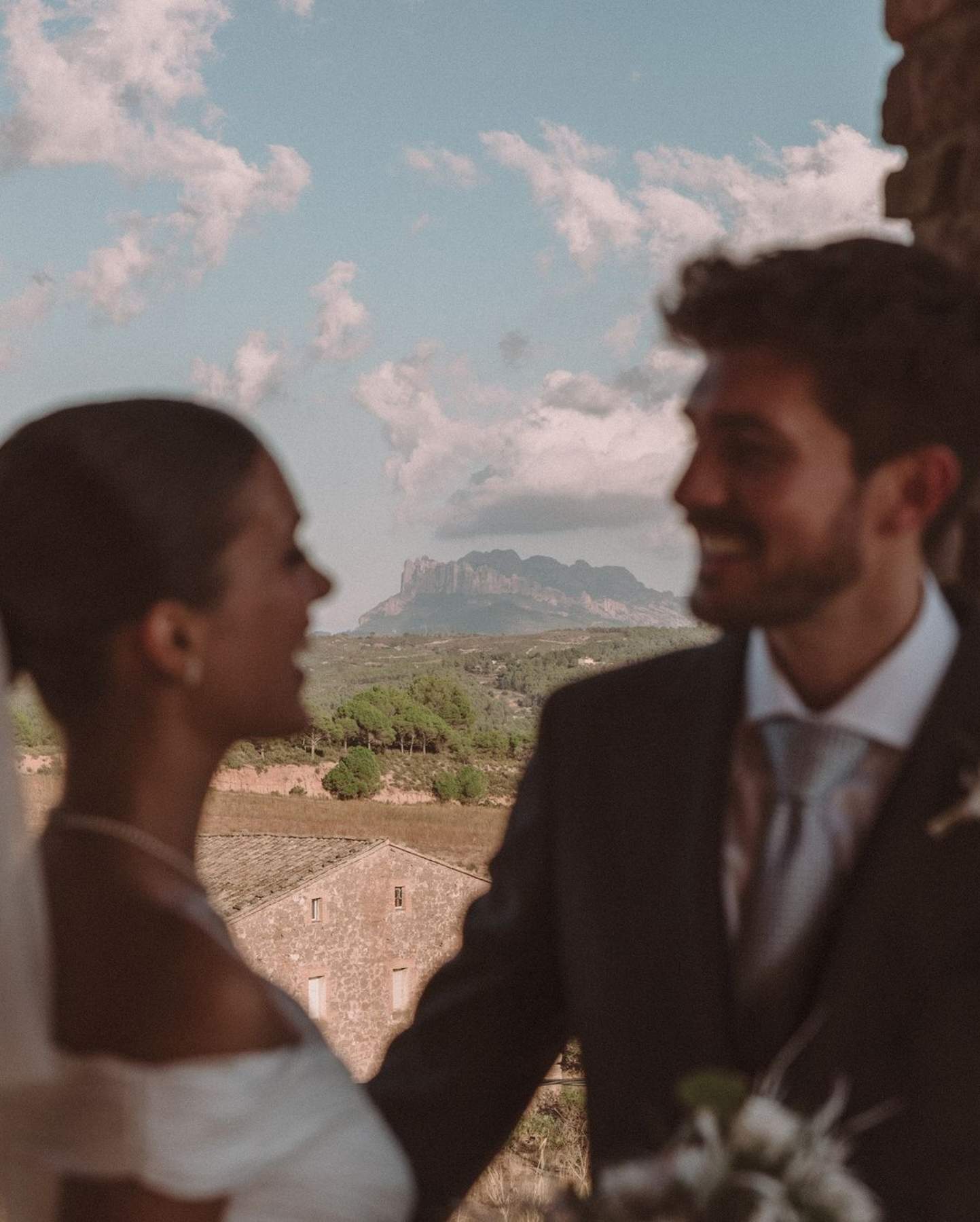 Famoso extriunfito sorprende en su boda, invitados inesperados: ni rastro de los excompañeros de edición