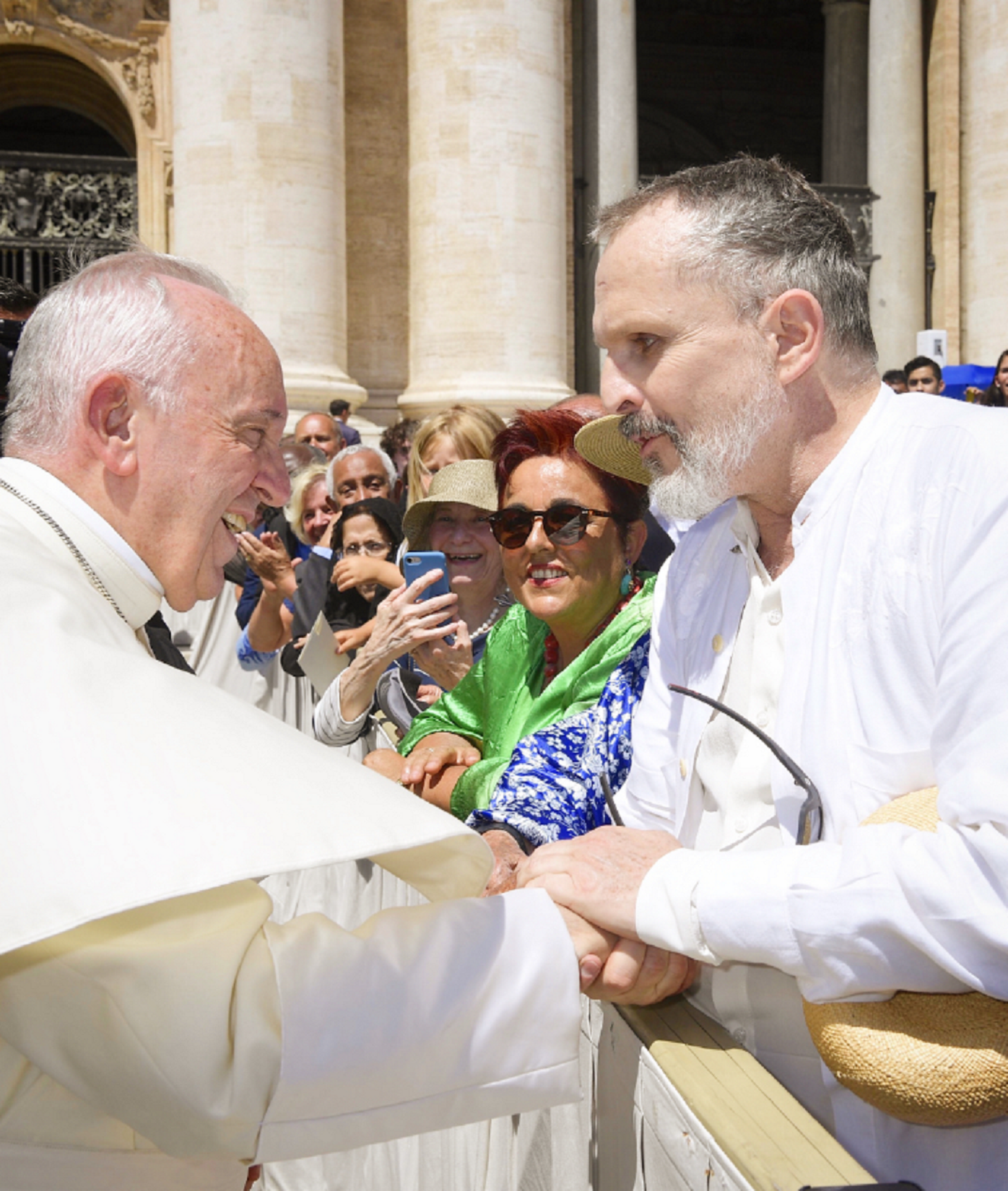 Miguel Bosé visita al Papa después de salir en la lista de morosos con Hacienda