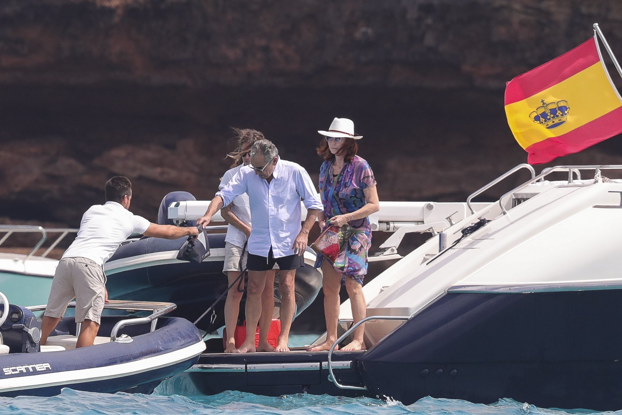 Ana Rosa empieza el verano en un lujoso yate en Formentera