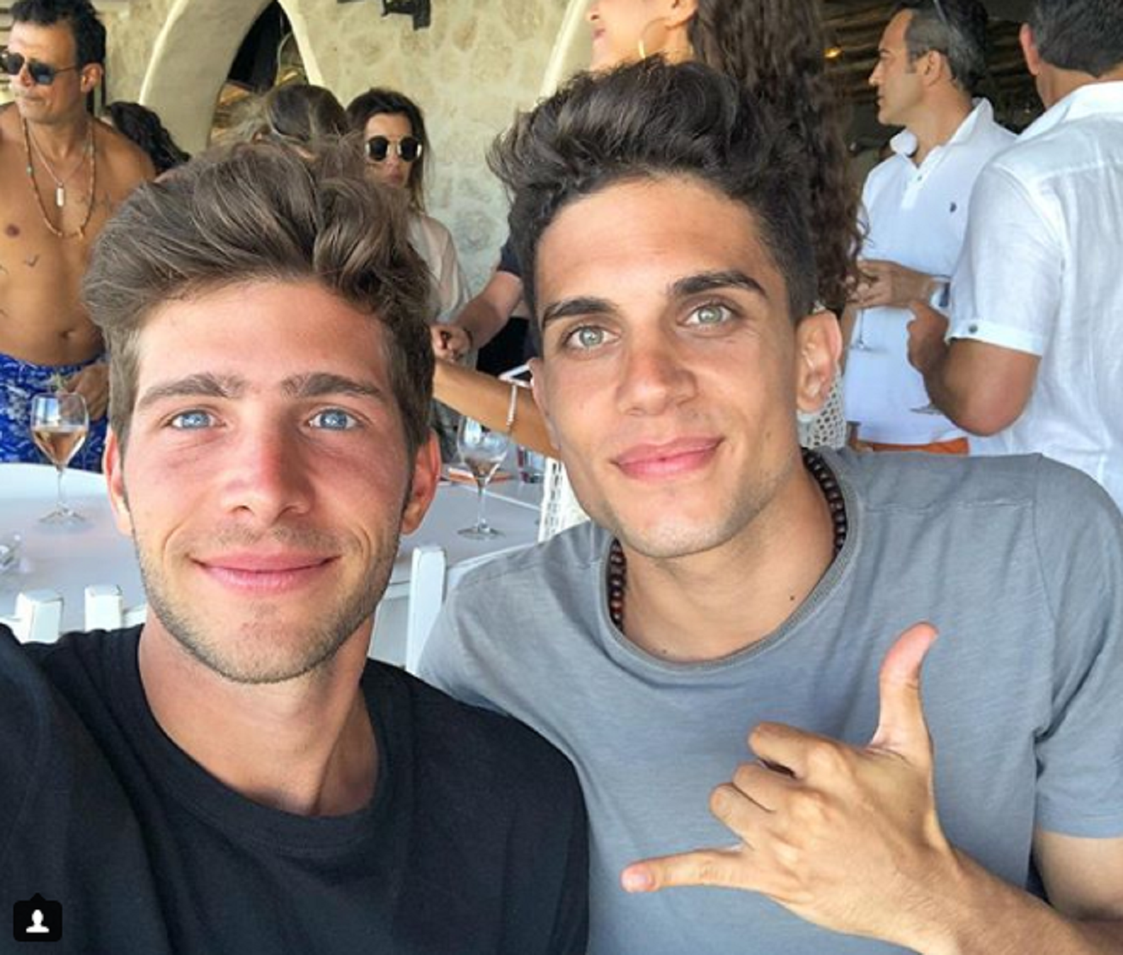 Sergi Roberto y Marc Bartra en Mikonos, ¿a cuál te llevarías a una isla?