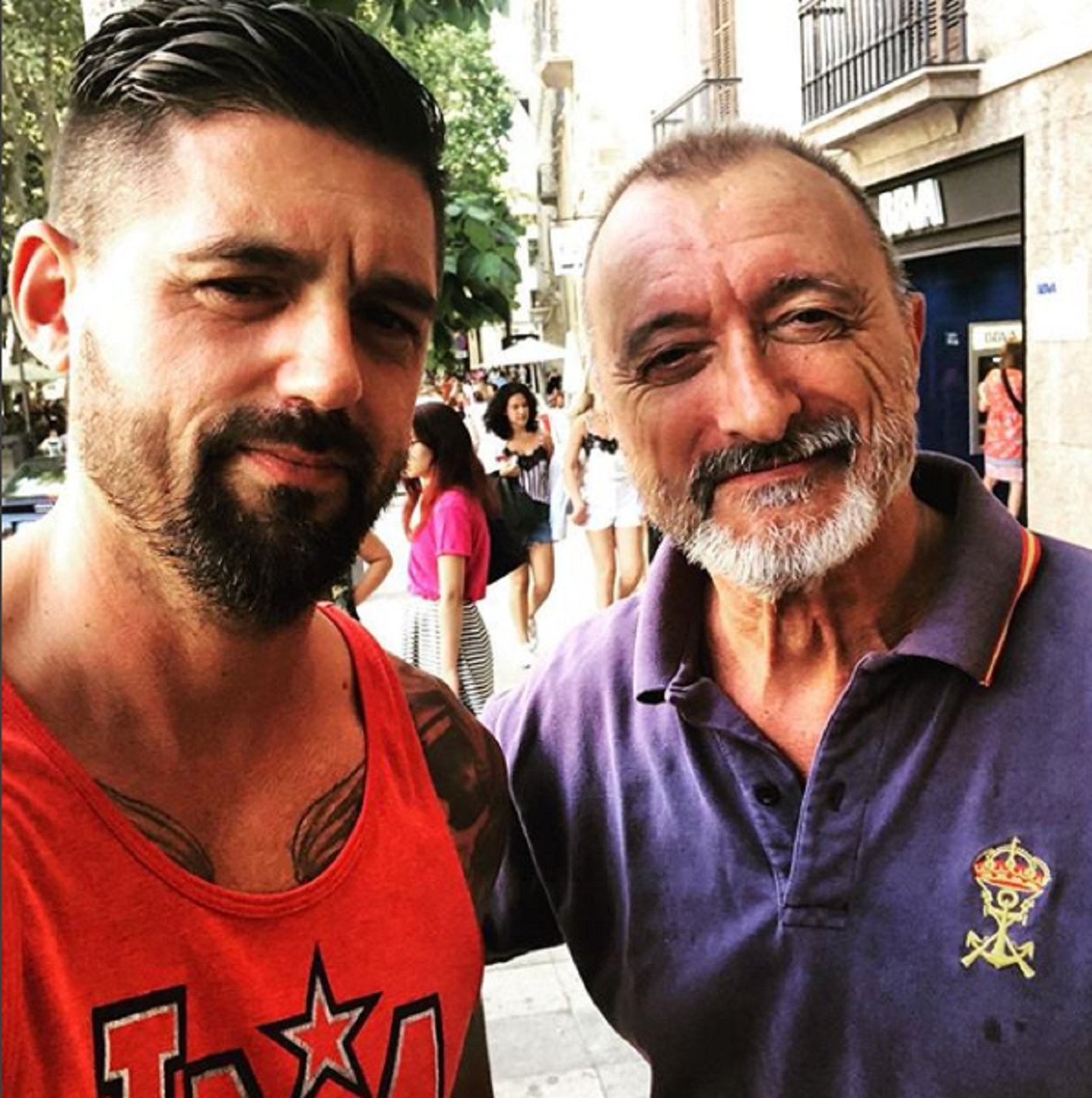 Pérez-Reverte luce bandera española ilegal en su yate y le llaman "facha"