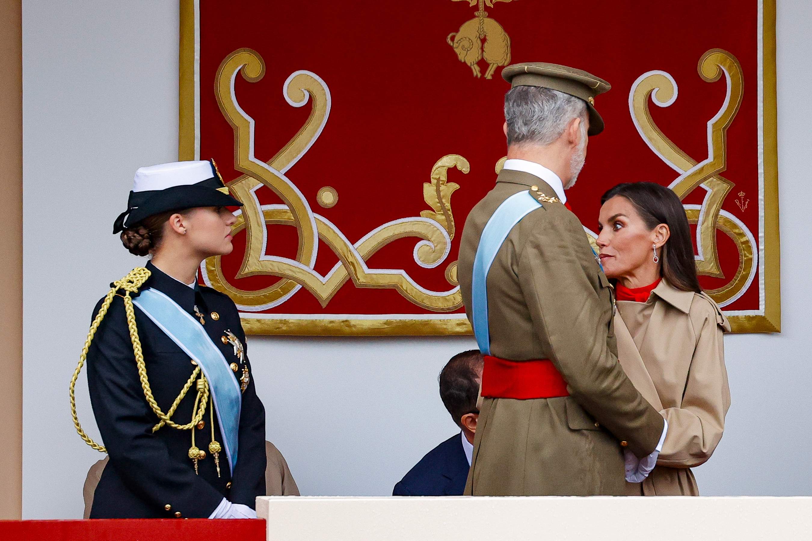 Letícia fuig de la desfilada militar: discussió amb Felip en públic, Elionor no sap què fer