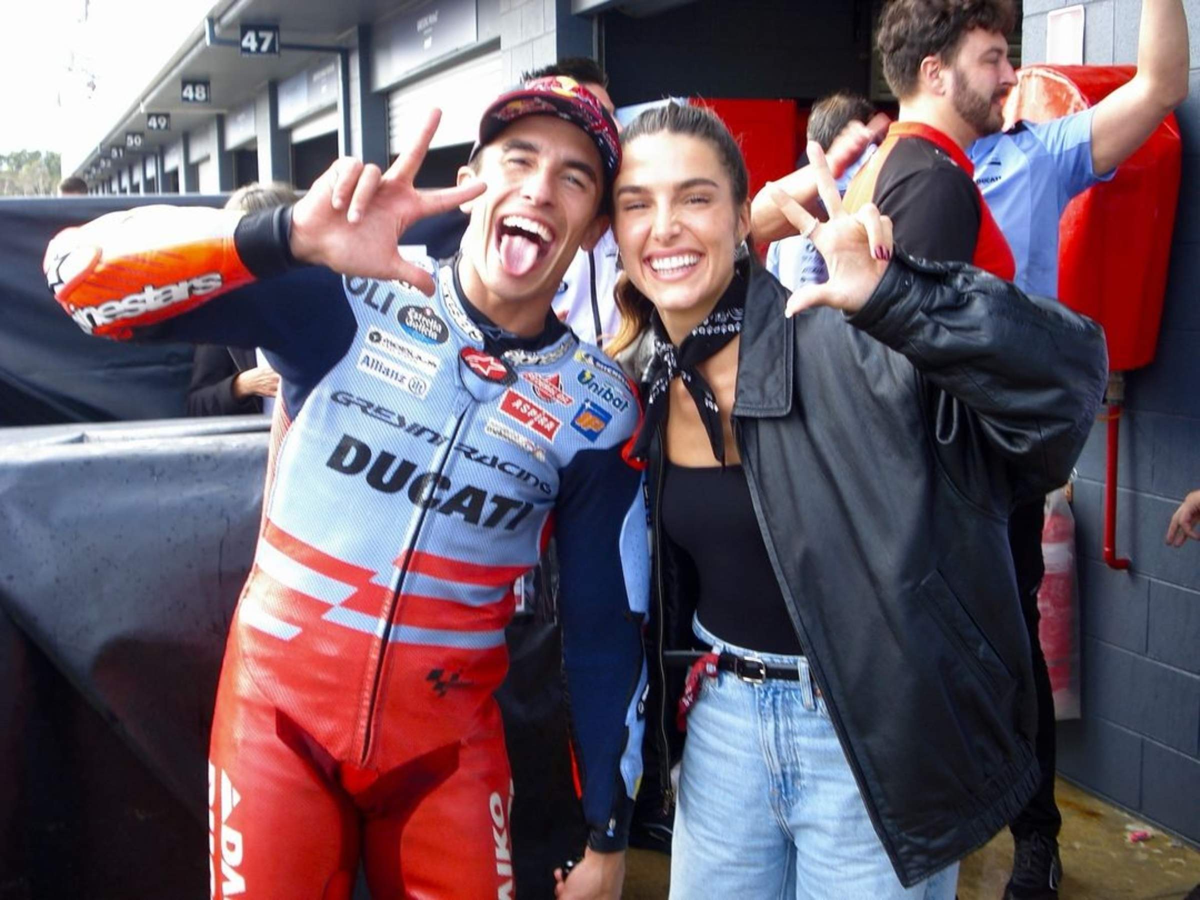 Gemma Pinto, protagonista de la celebració de Marc Márquez, què li rectifica en directe