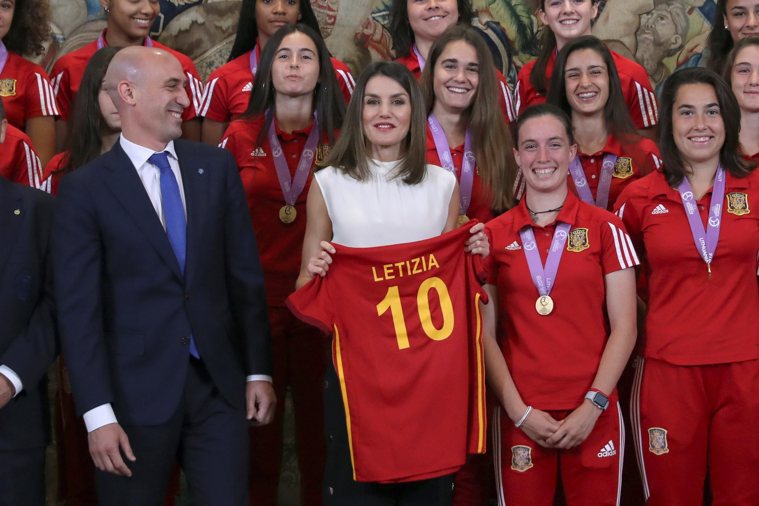 La reina Letizia más futbolera, con la camiseta de la selección española femenina