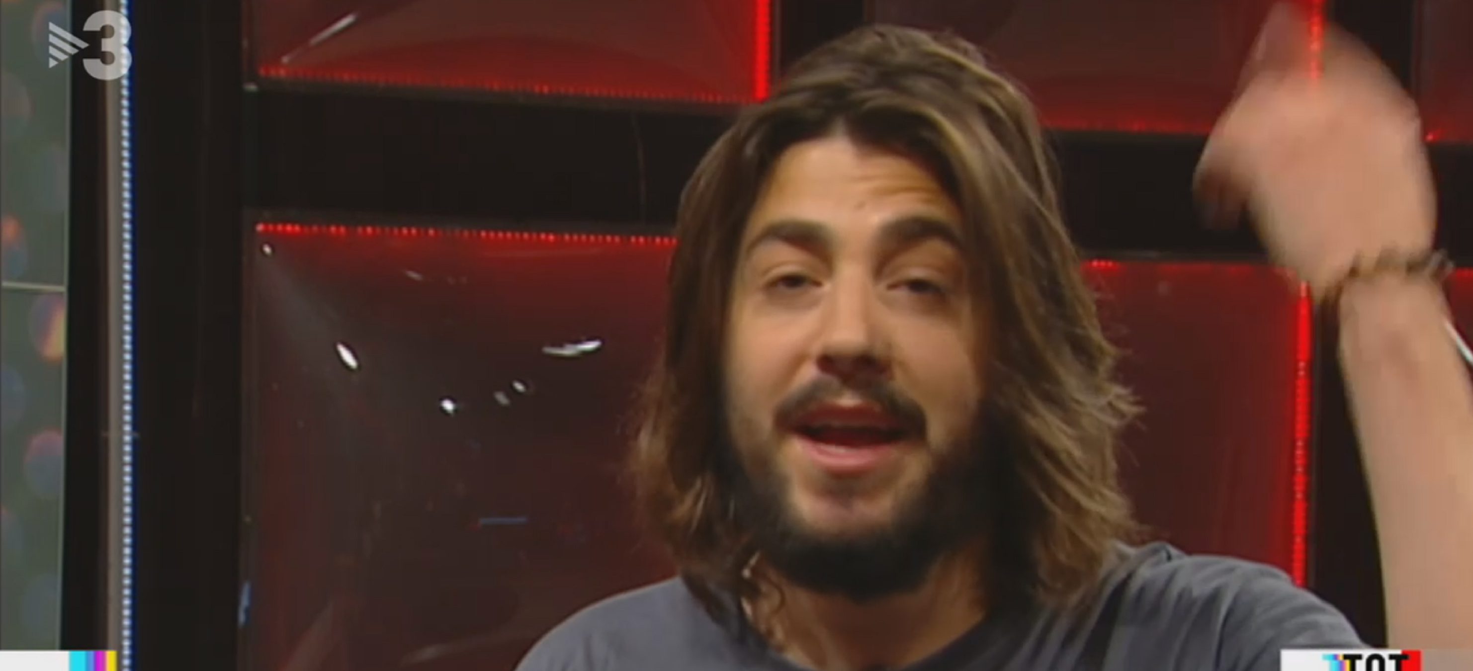 Salvador Sobral sorprende en catalán: así tocaba por las calles de Barcelona
