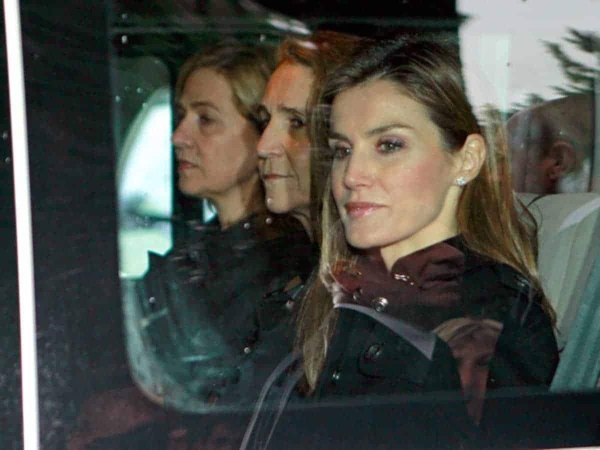 La infanta Cristina i Elena pacten a Sevilla amb el seu germà la tornada del seu pare al palauet de La Florida