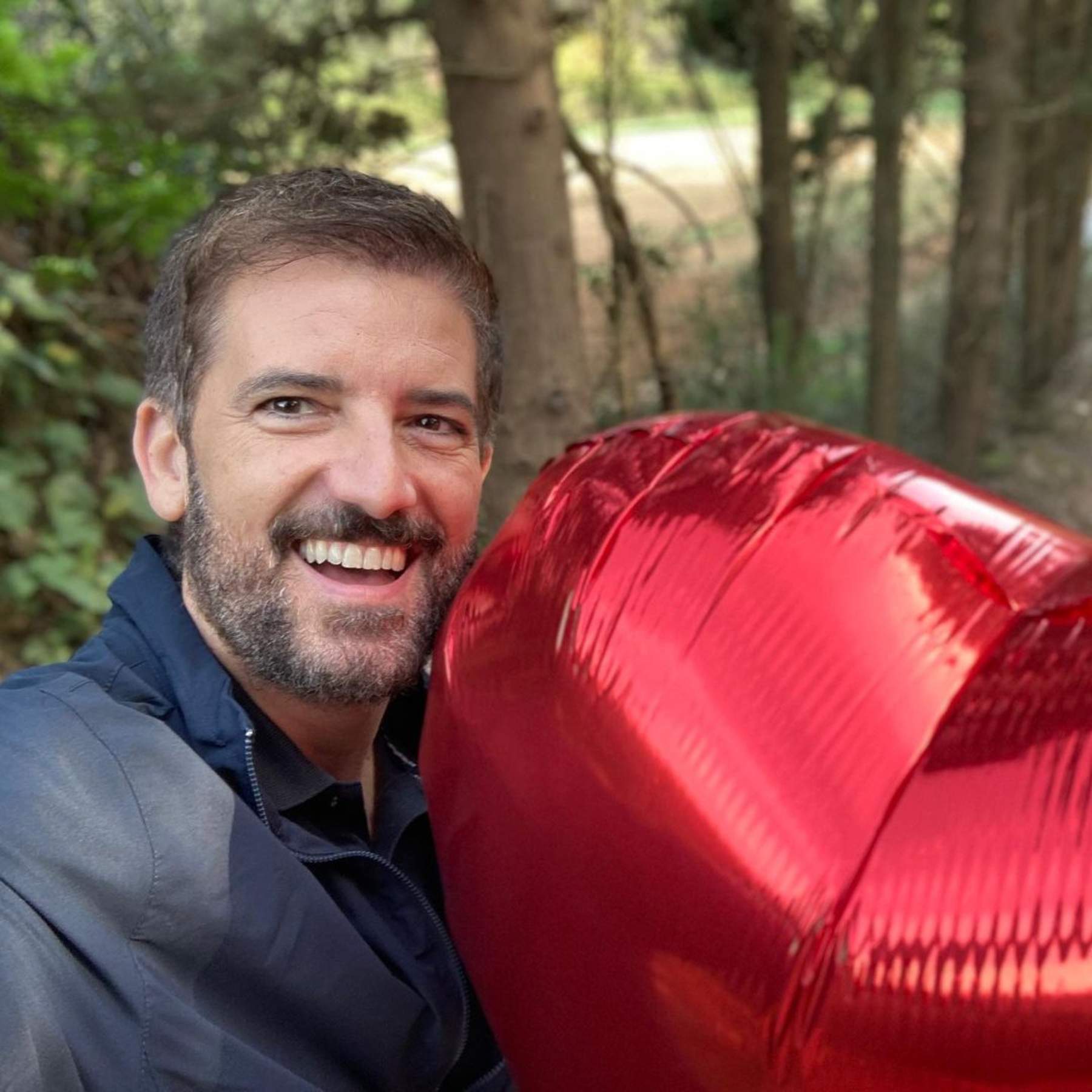 Toni Cruanyes alucina con un regalo muy catalán y bromea con su culo
