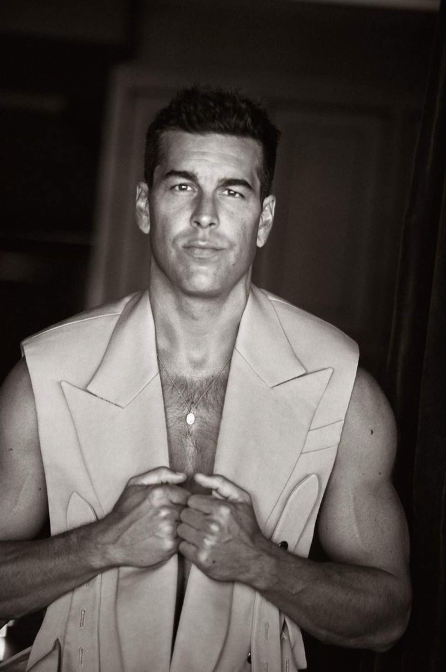Mario Casas y Broncano, la anécdota más surrealista: relato gracioso y las preguntas clásicas