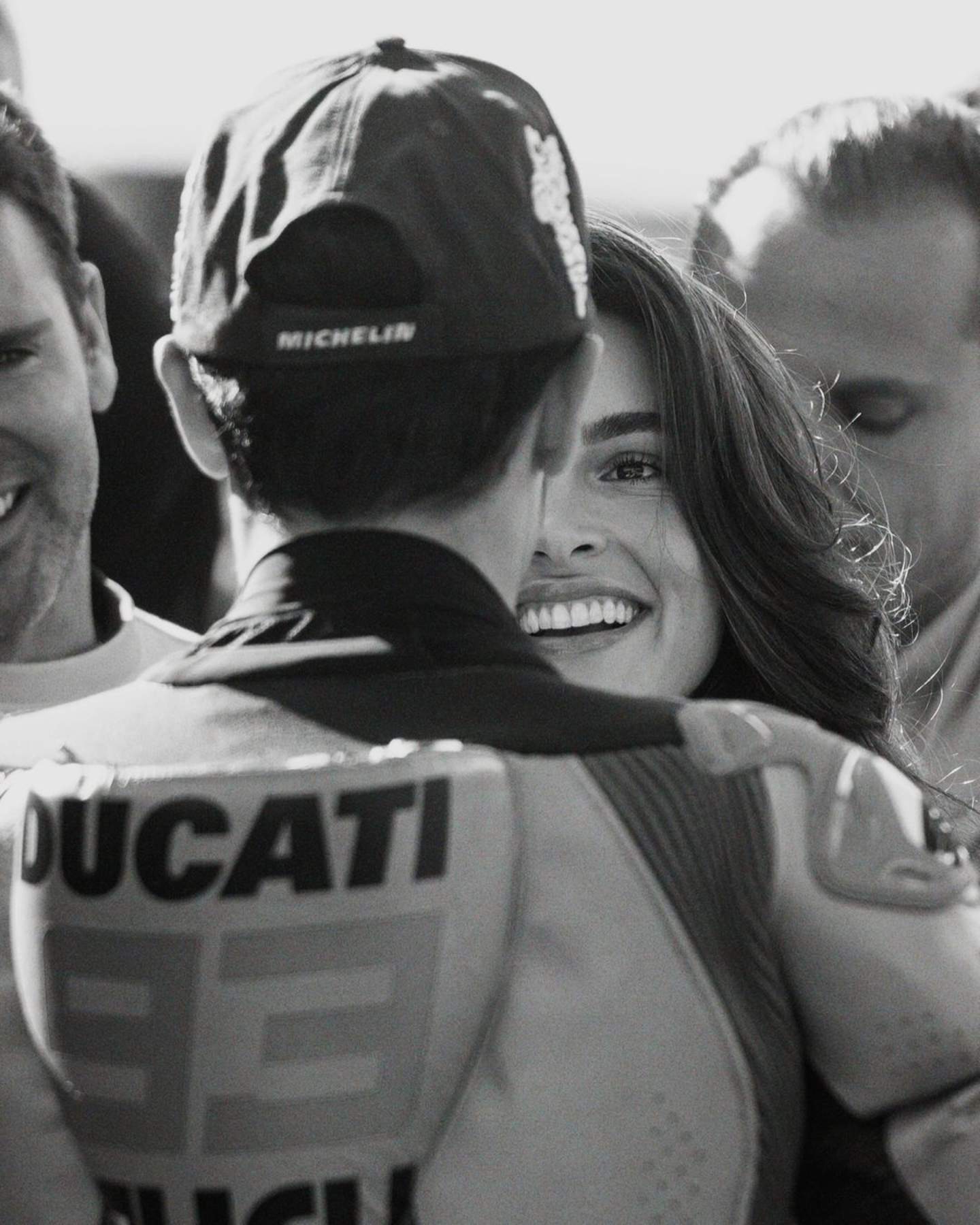 Marc Márquez y Gemma Pinto, espectaculares vestidos de gala, enamoran en esta alfombra roja