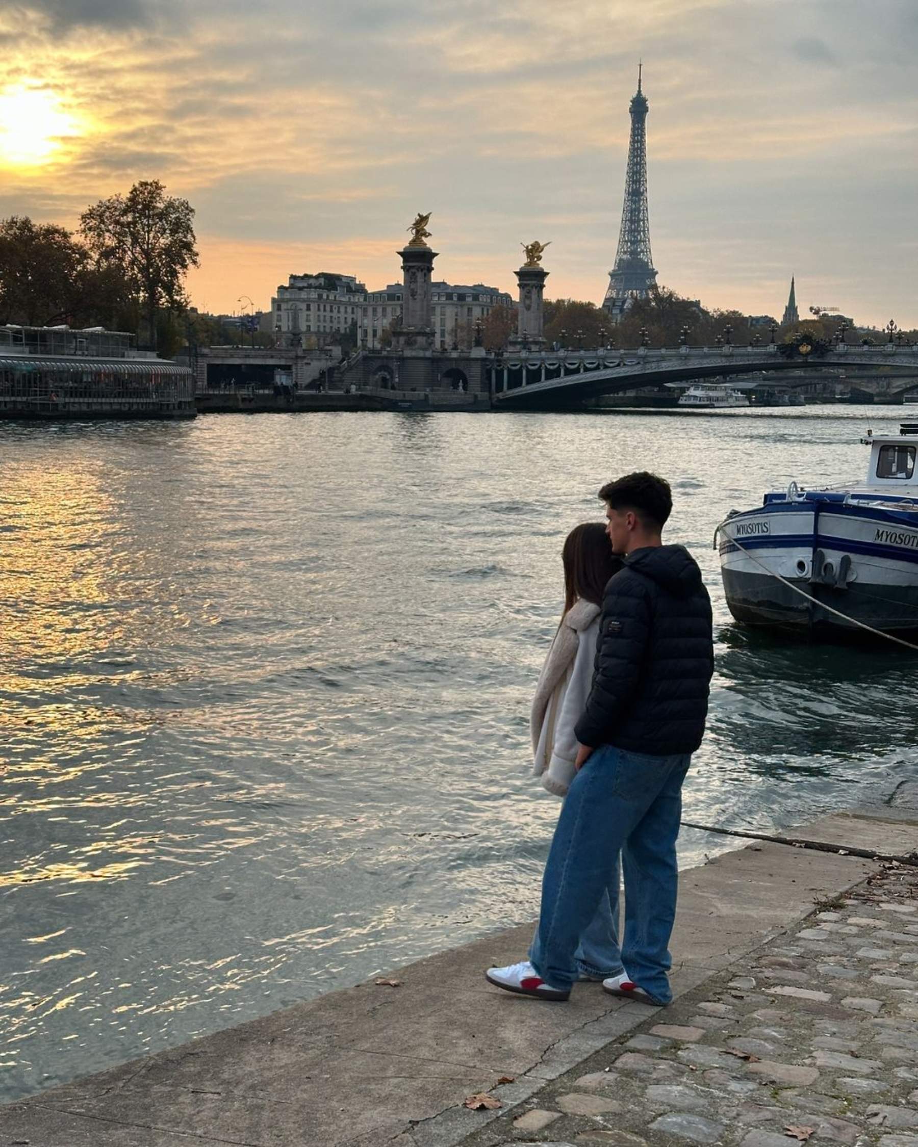El viaje romántico de un jugador del Barça a París: habitación de tres para un invitado especial