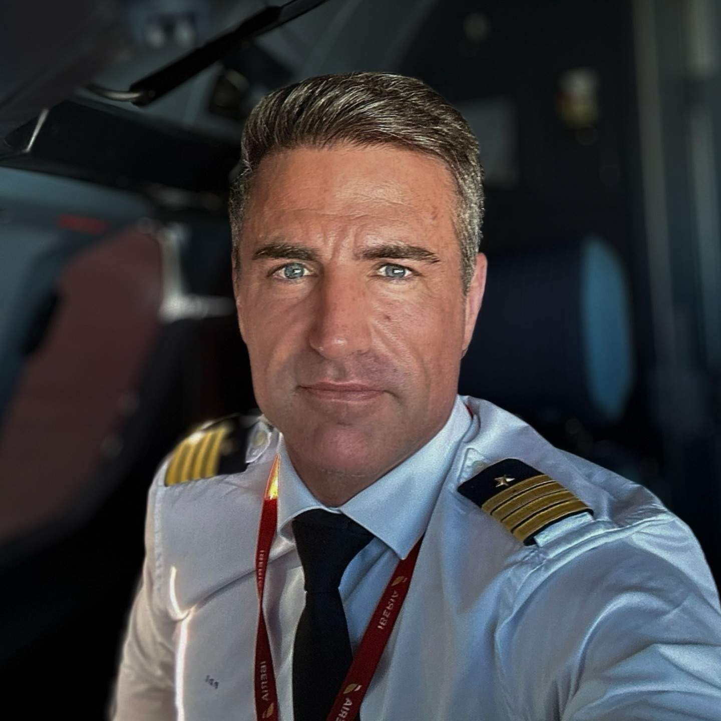 Este guapo piloto de Iberia de 46 años, novio de una presentadora VIP: "Fue un flechazo"