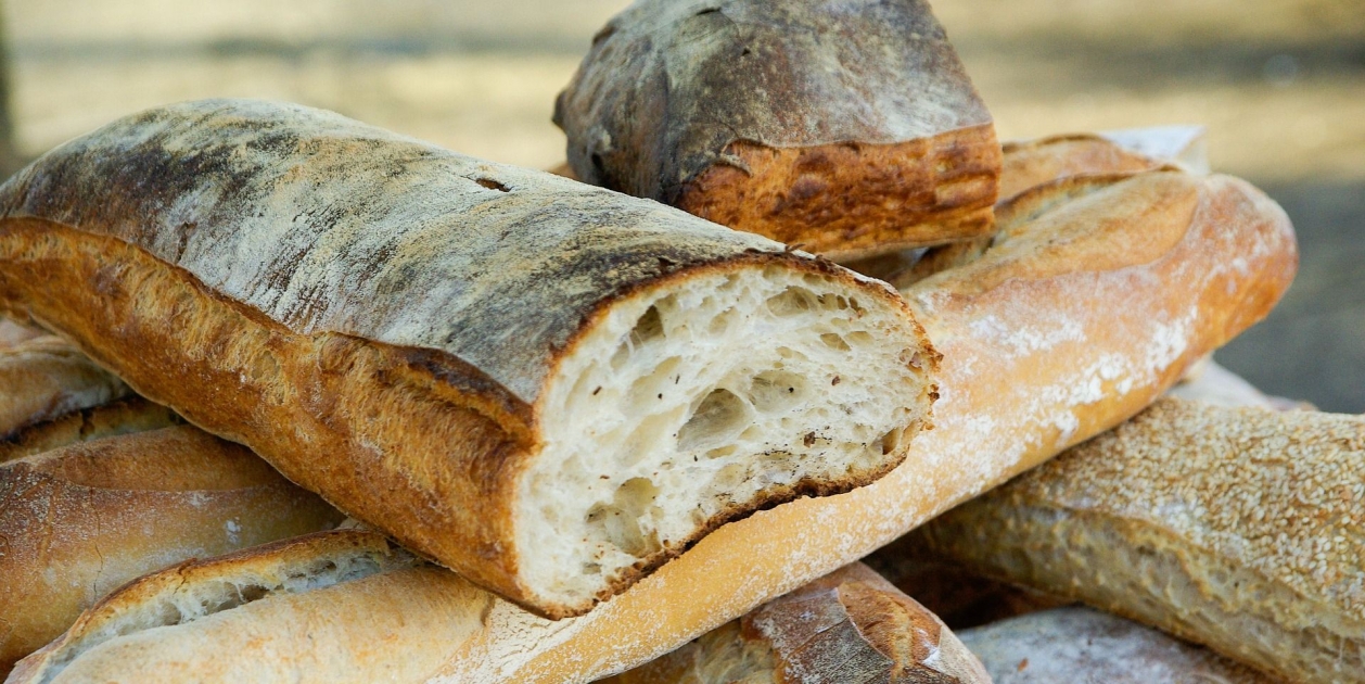 Пирожок из черствого белого хлеба. Самый дорогой хлеб. Как освежить черствый хлеб. Французский хлеб. Хлеб.