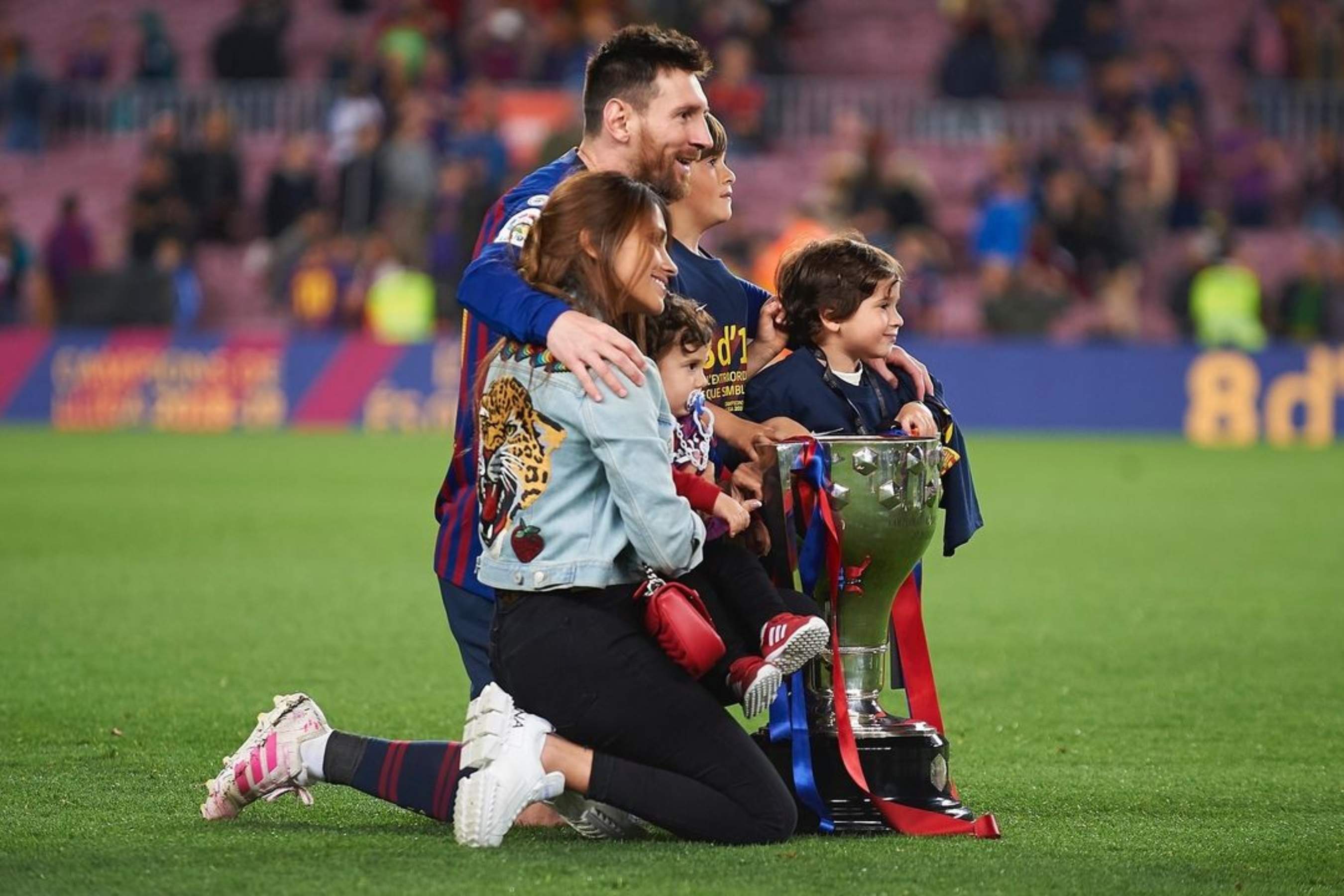 Mateo Messi conquista els culers amb l'equipació blaugrana i un dorsal estrella, el seu número 1