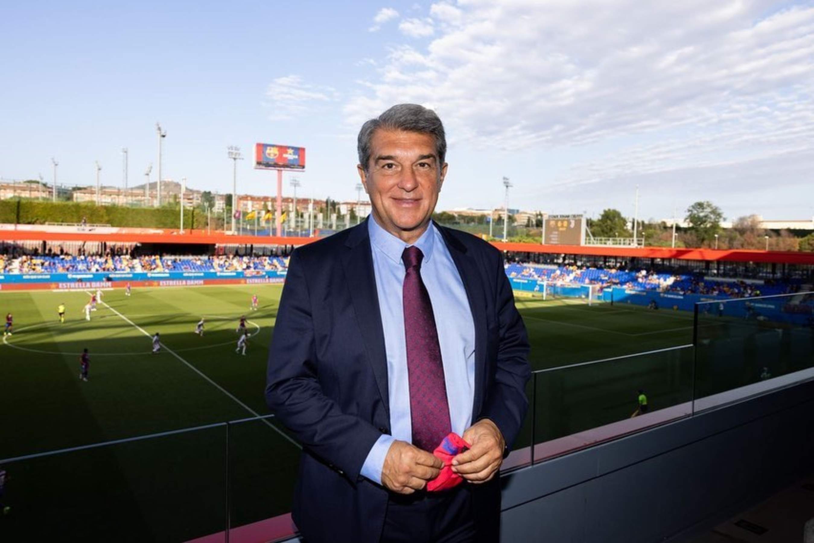 El Joan Laporta más familiar: va a un campo de cuarta catalana para ver jugar a su hijo