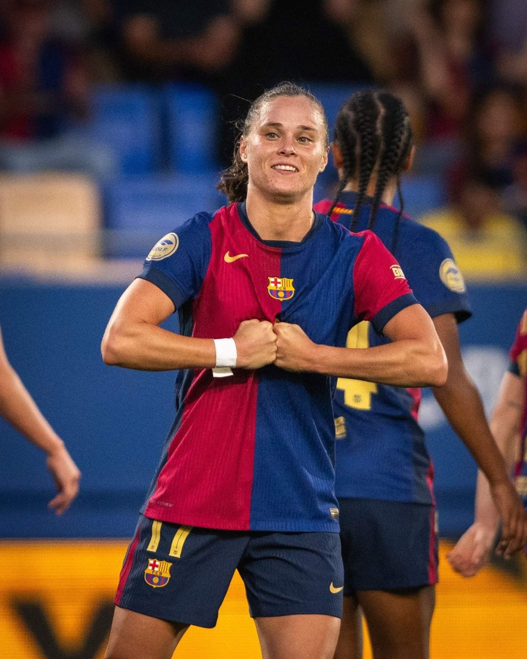 Gesto precioso de Ewa Pajor con una niña: polacos y culés aplaudiendo el primer gol antes del partido