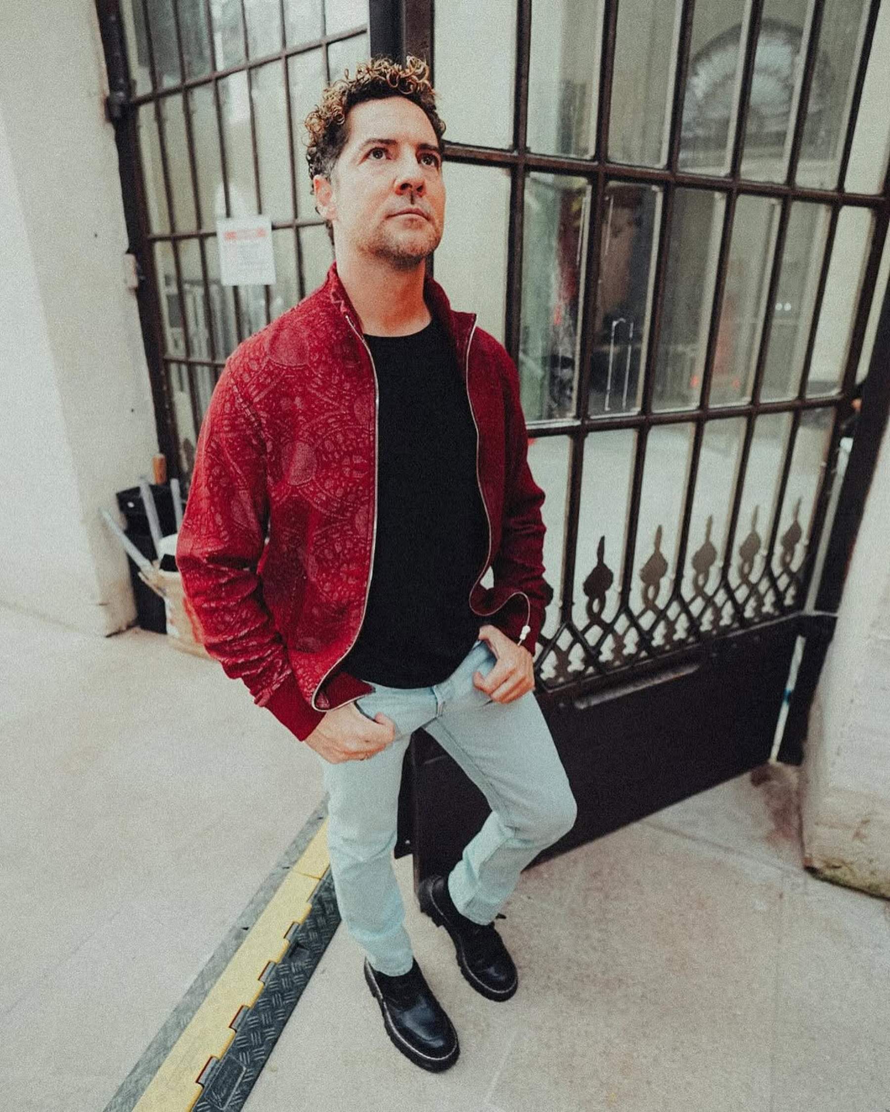 David Bisbal, momento surrealista en la calle con un influencer: así conoce a sus mejores fans