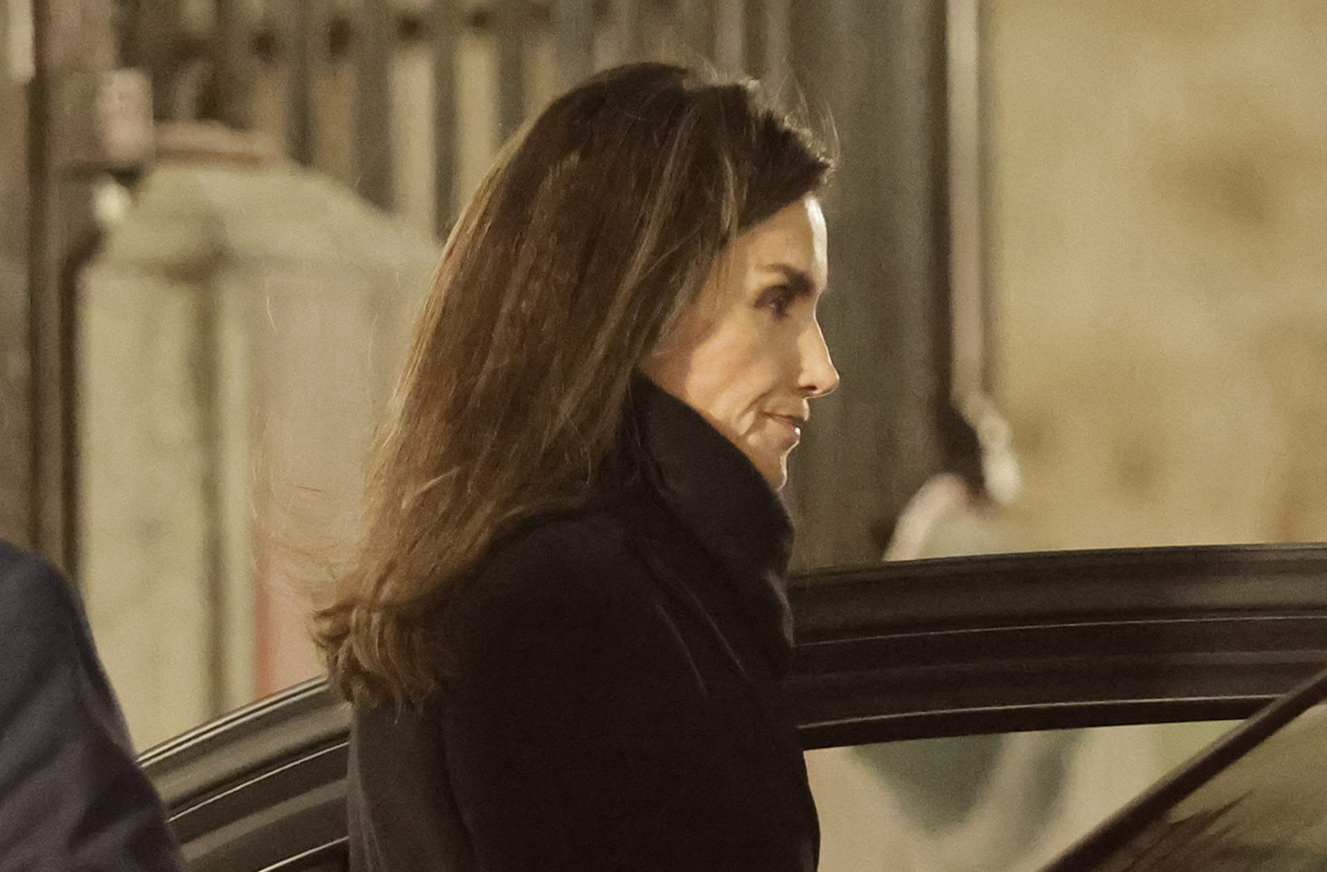 La cara de asco de Letizia cuando un valenciano la toca de manera muy inapropiada