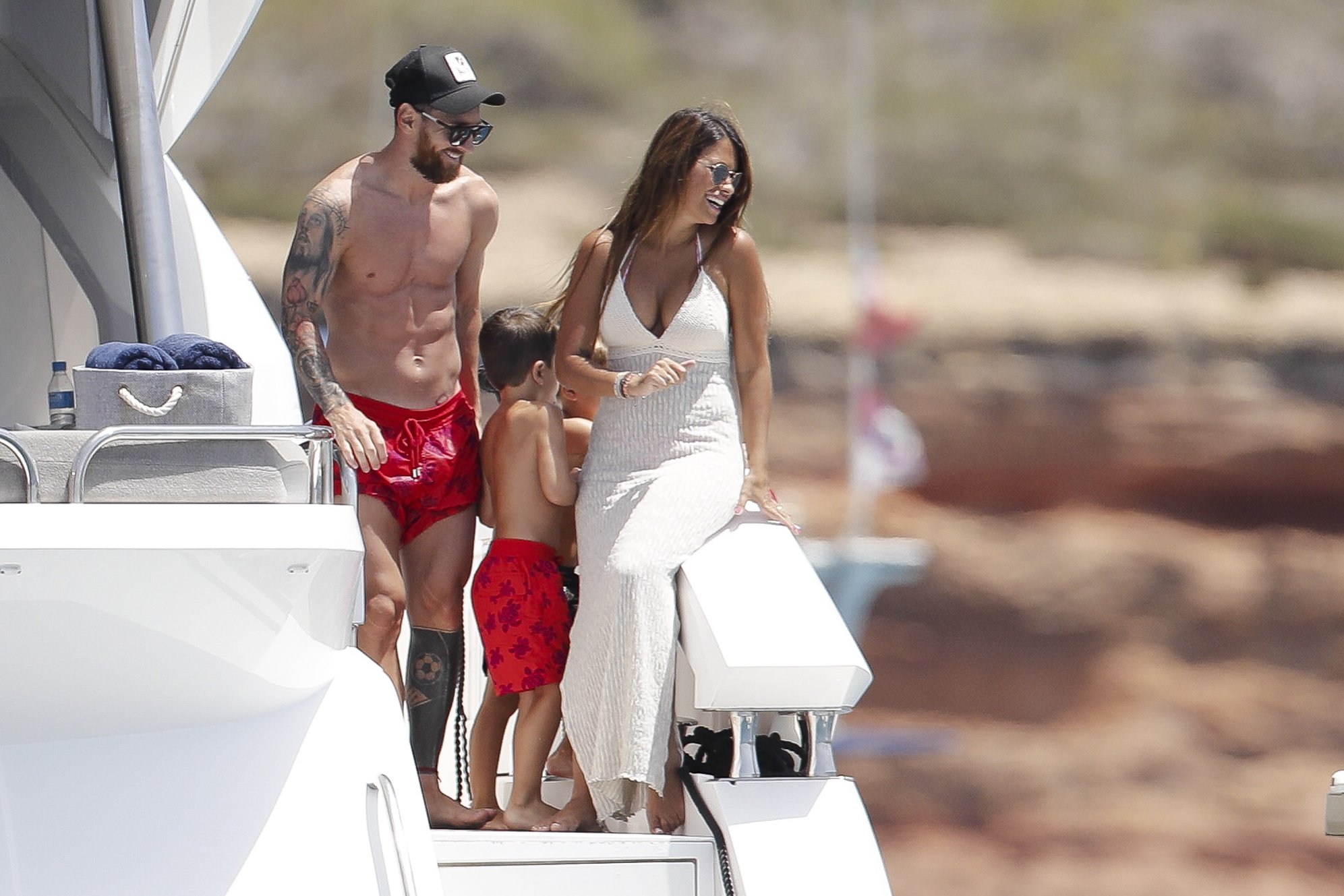 Leo Messi cumple 33 años y Antonella escoge una foto de qué look le gusta más