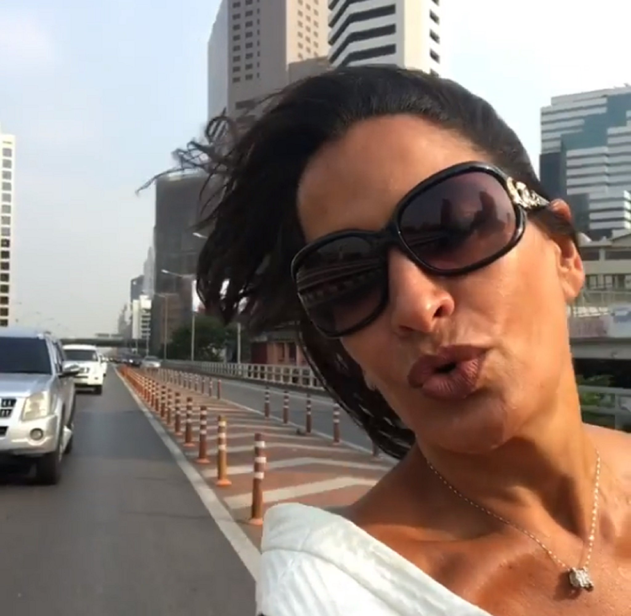 Aída Nizar queda en ridículo al filtrarse un vídeo suyo cayendo de la moto