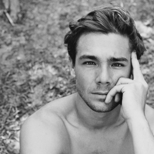 El esperado desnudo integral de Carlos Cuevas en plena naturaleza